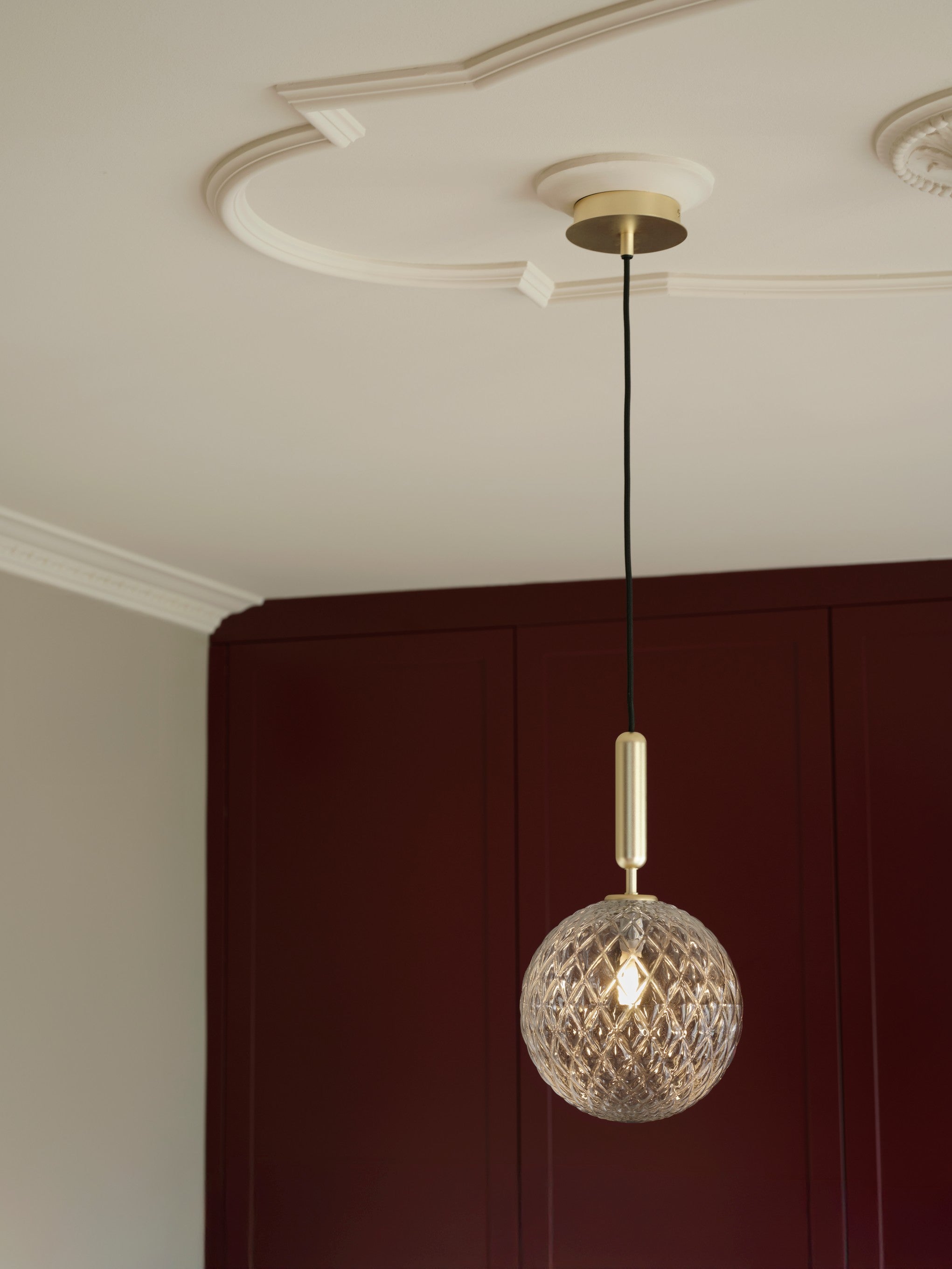 Závesná lampa MIIRA mosadzná s priehľadným sklom