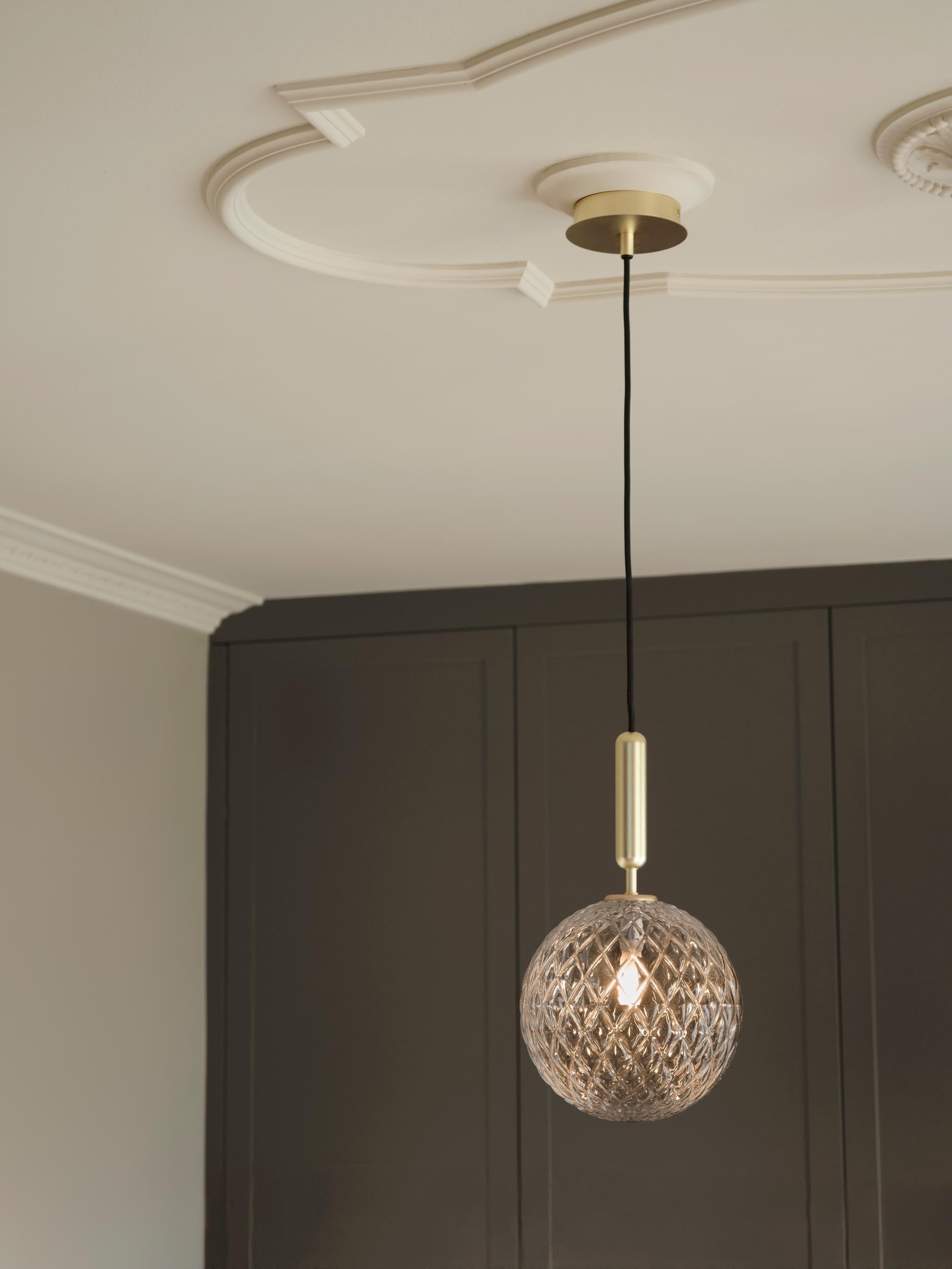 Závesná lampa MIIRA mosadzná s priehľadným sklom