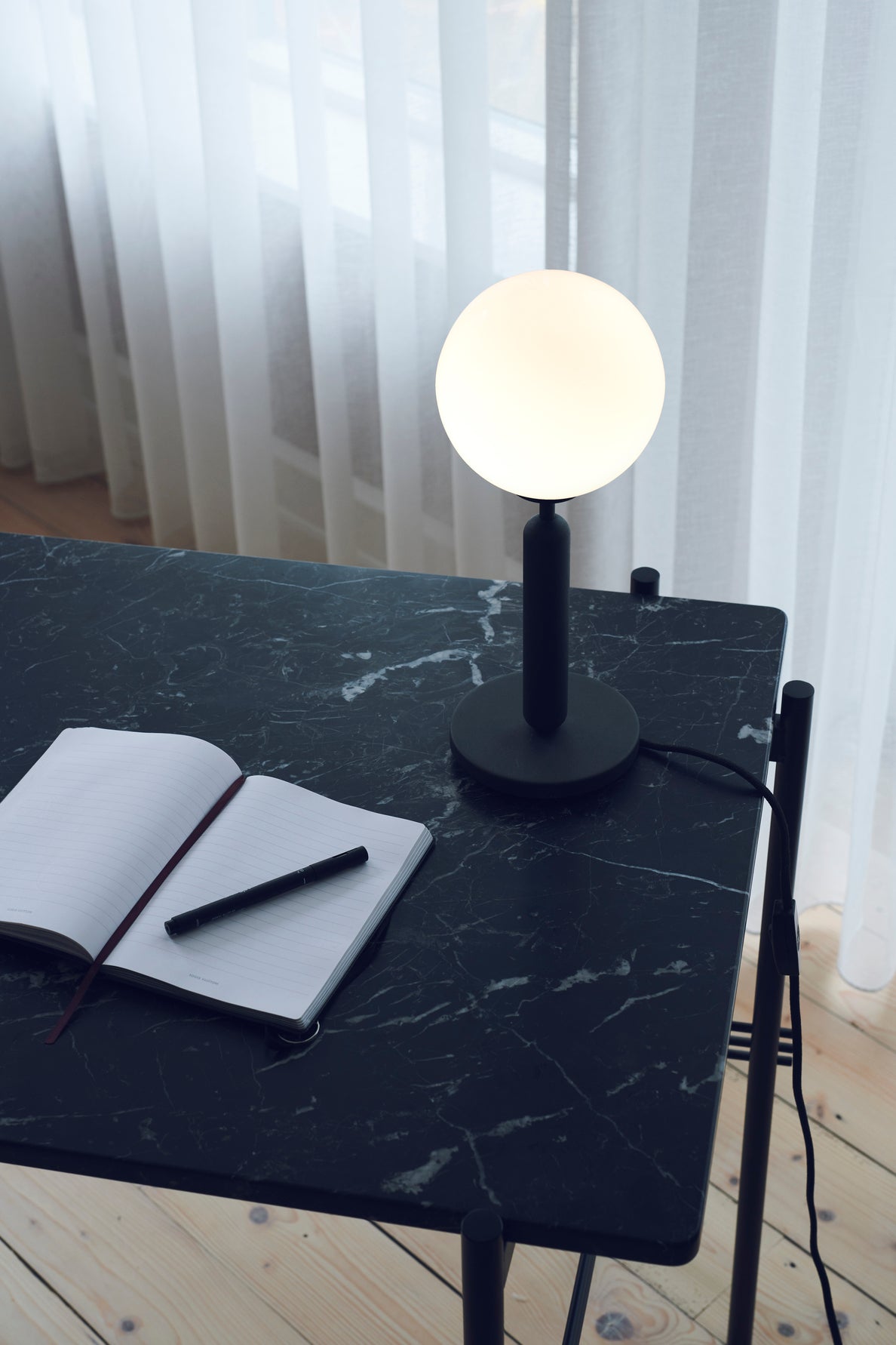 Stolná lampa MIIRA grafitová s opálovým sklom