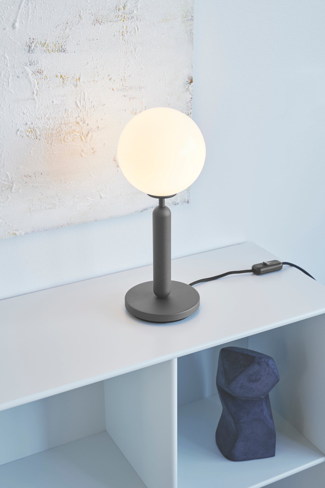 Stolná lampa MIIRA grafitová s opálovým sklom