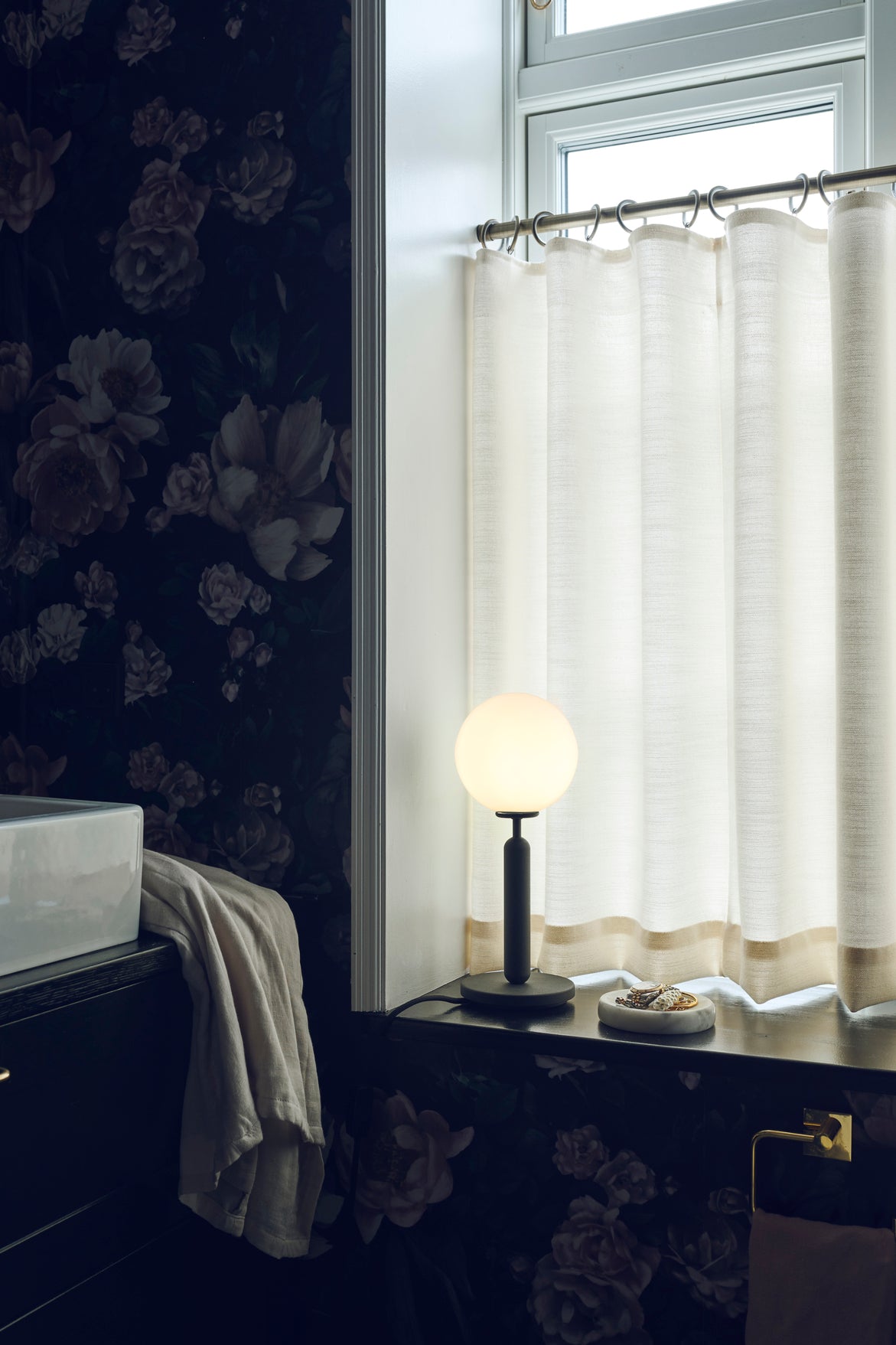 Stolná lampa MIIRA grafitová s opálovým sklom
