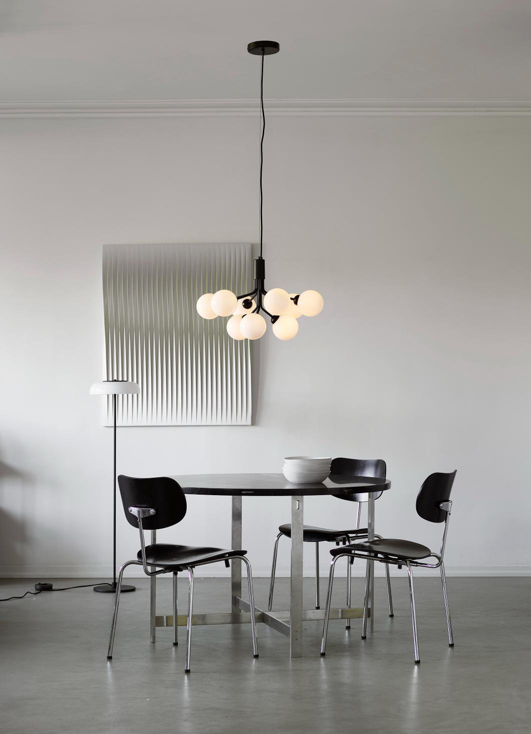 Závesná lampa APIALES 9 čierna s opálovým sklom