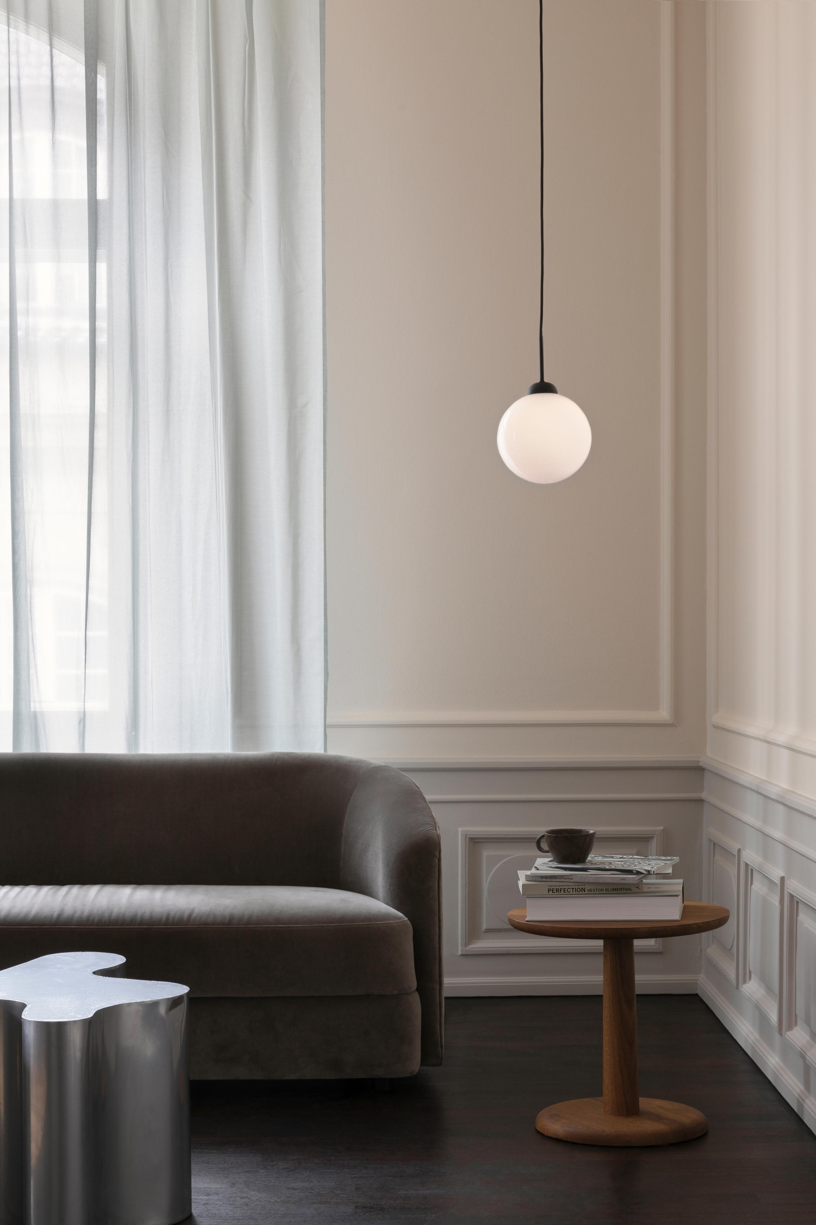 Závesná lampa APIALES čierna s opálovým sklom