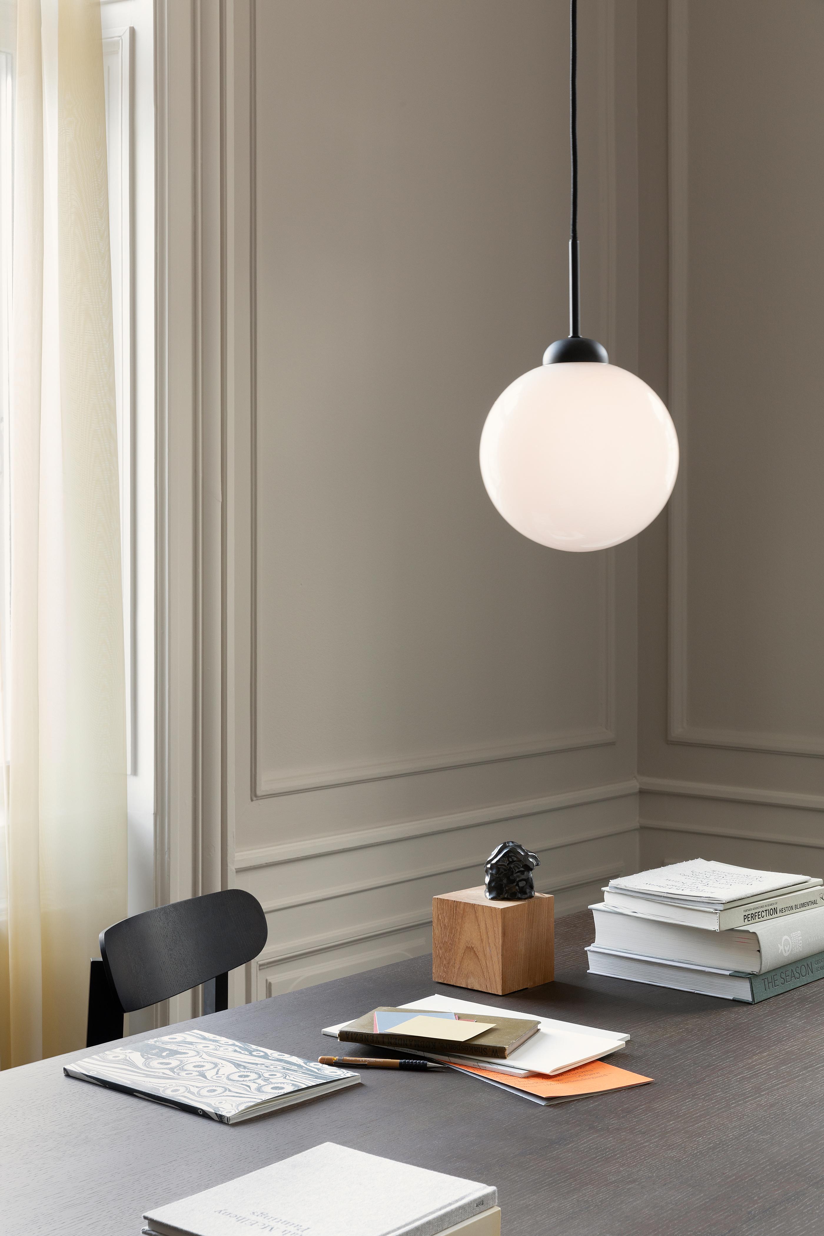 Závesná lampa APIALES čierna s opálovým sklom
