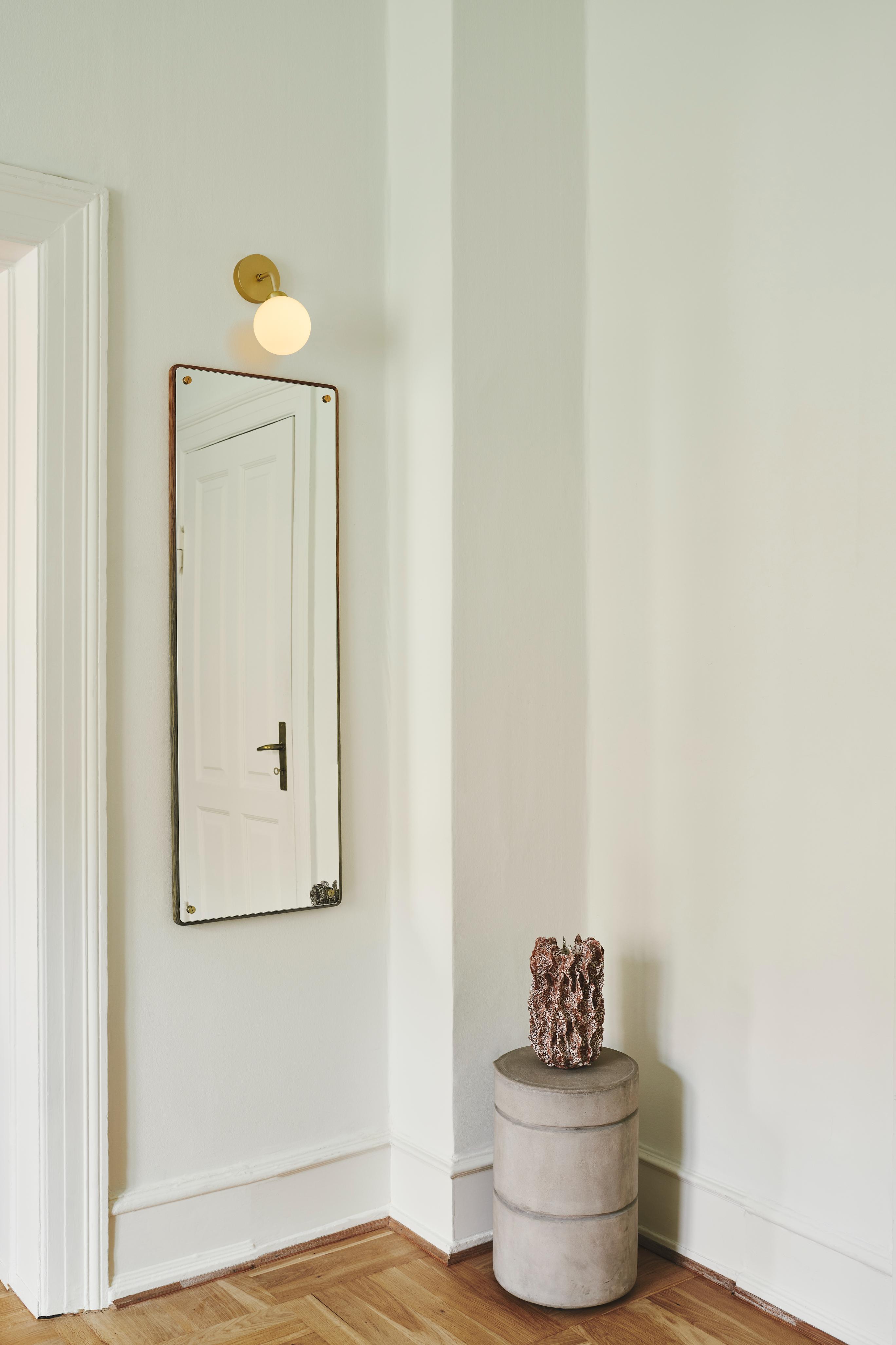 Nástenná lampa APIALES mosadzná s opálovým sklom