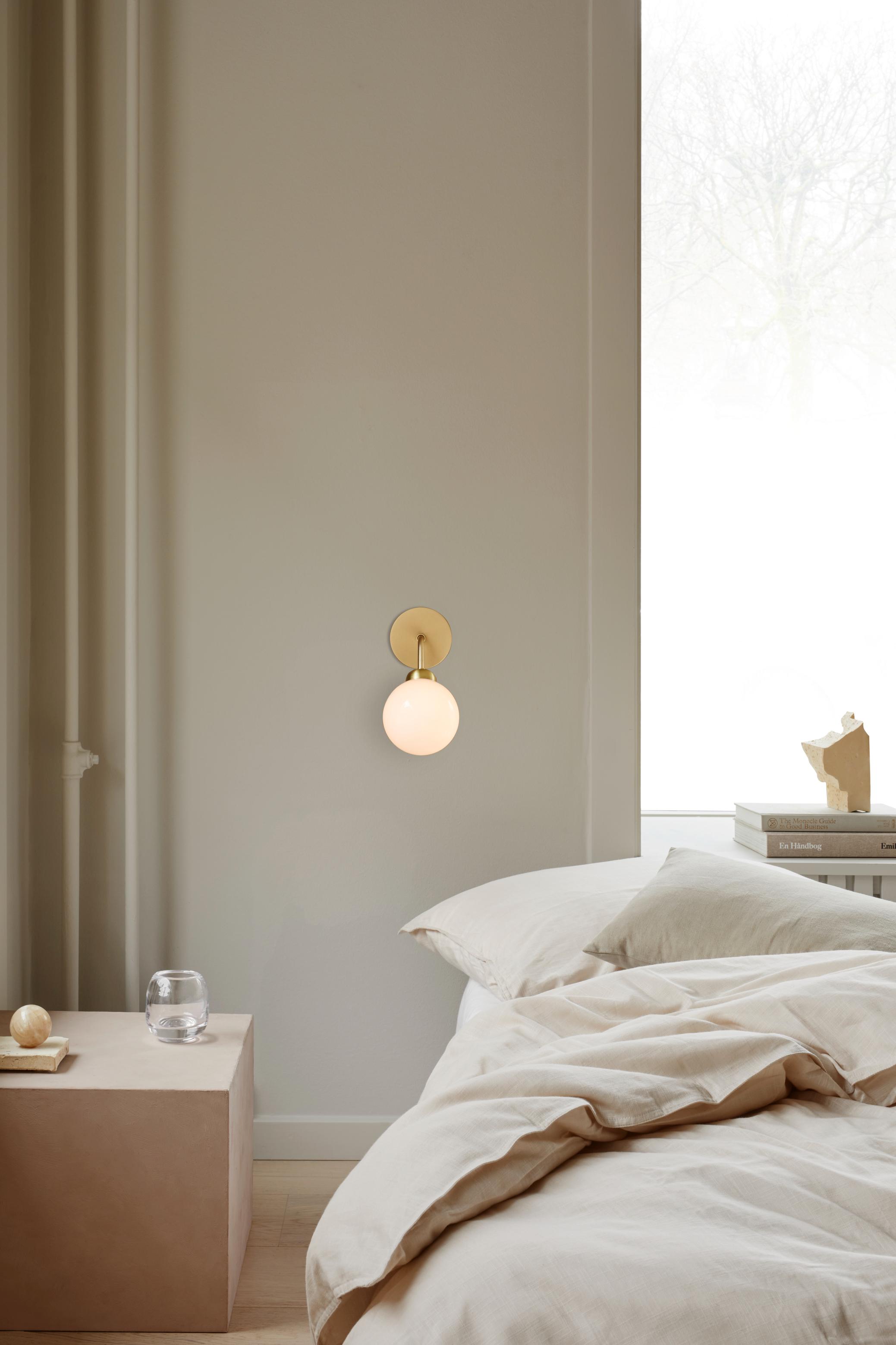 Nástenná lampa APIALES mosadzná s opálovým sklom