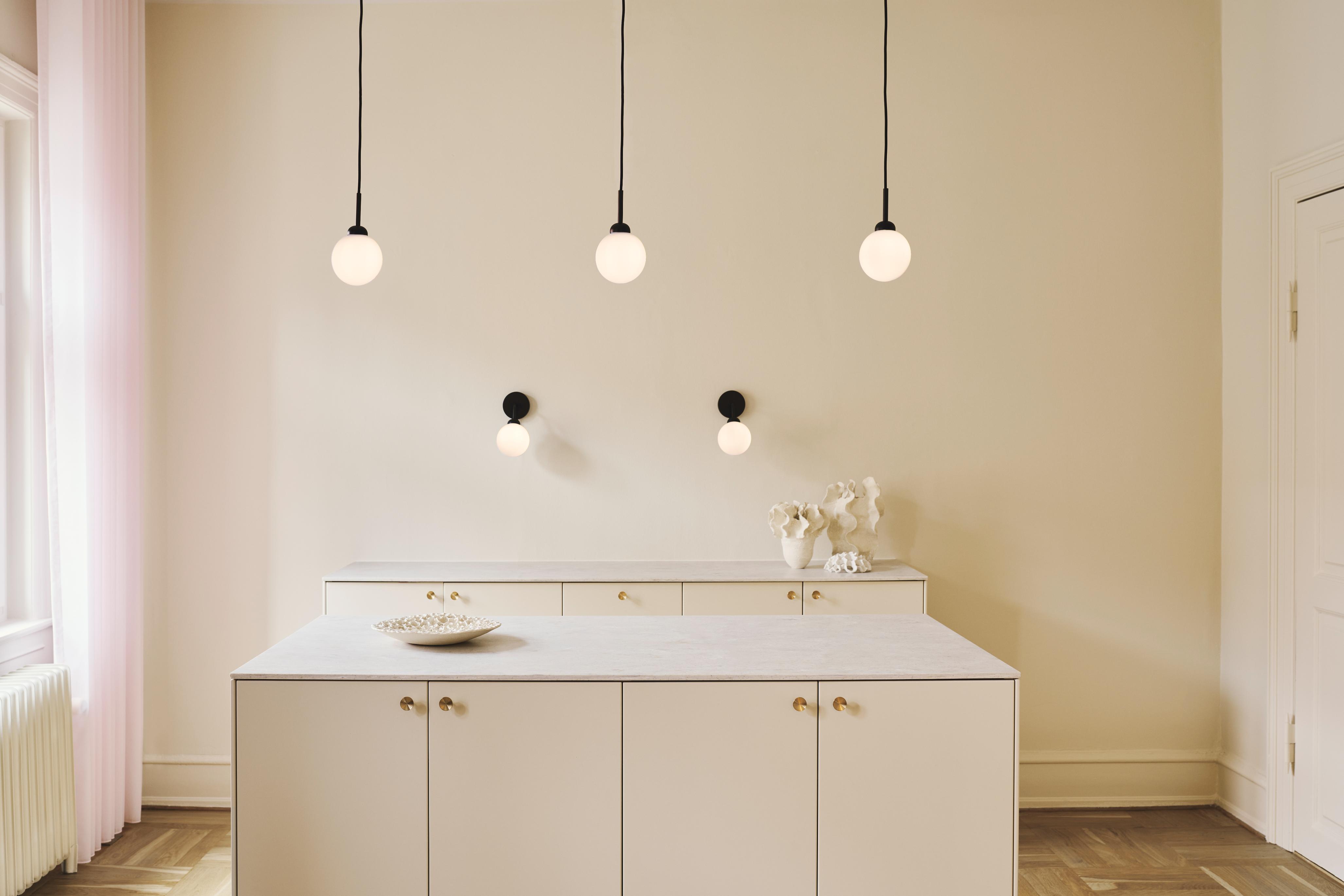 Nástenná lampa APIALES čierna s opálovým sklom
