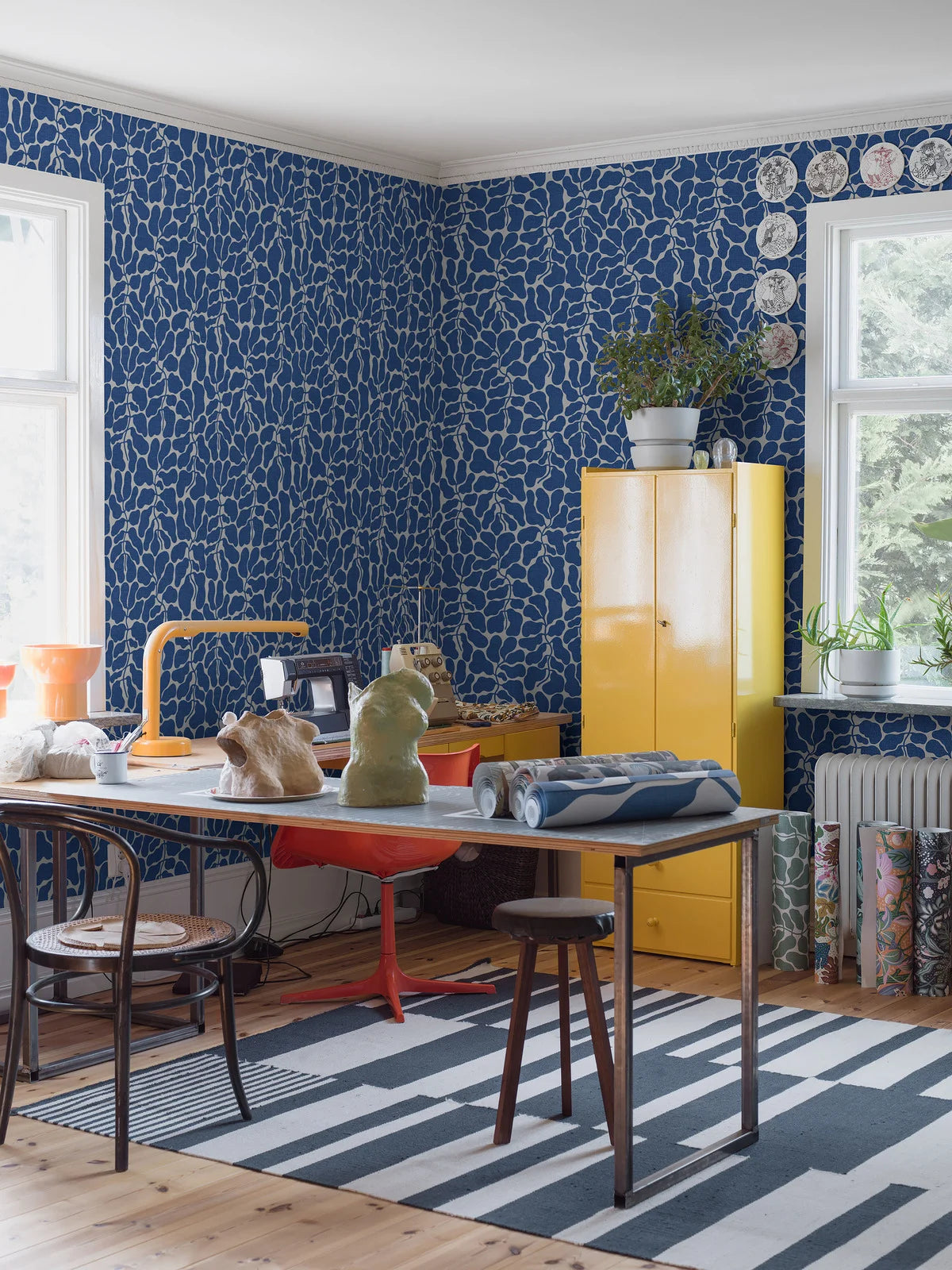 Tapeta z flizelínu s rastlinným vzorom MOJA TAJNÁ ZÁHRADA modrá s bielou