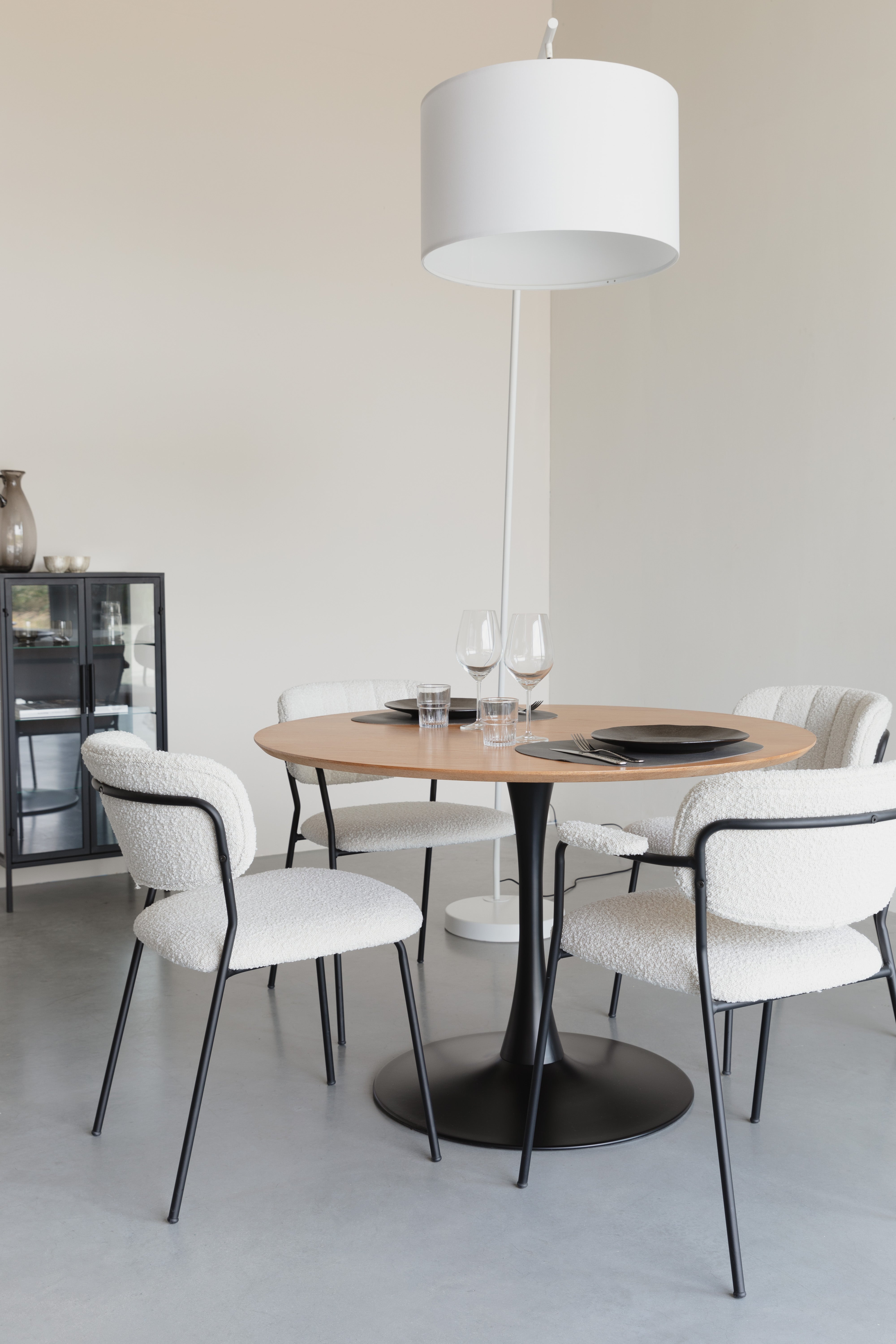 Okrúhly stôl RAKU z dubového dyhy s čiernym podstavcom