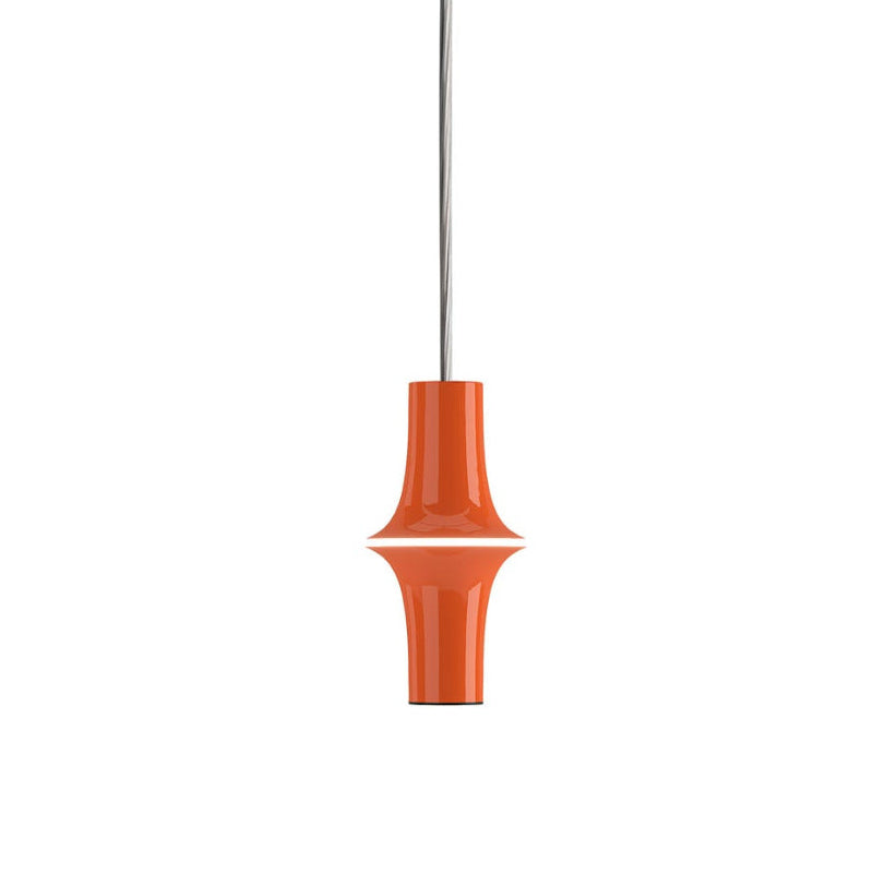 Závesná lampa AVRO v lesklom oranžovom prevedení.