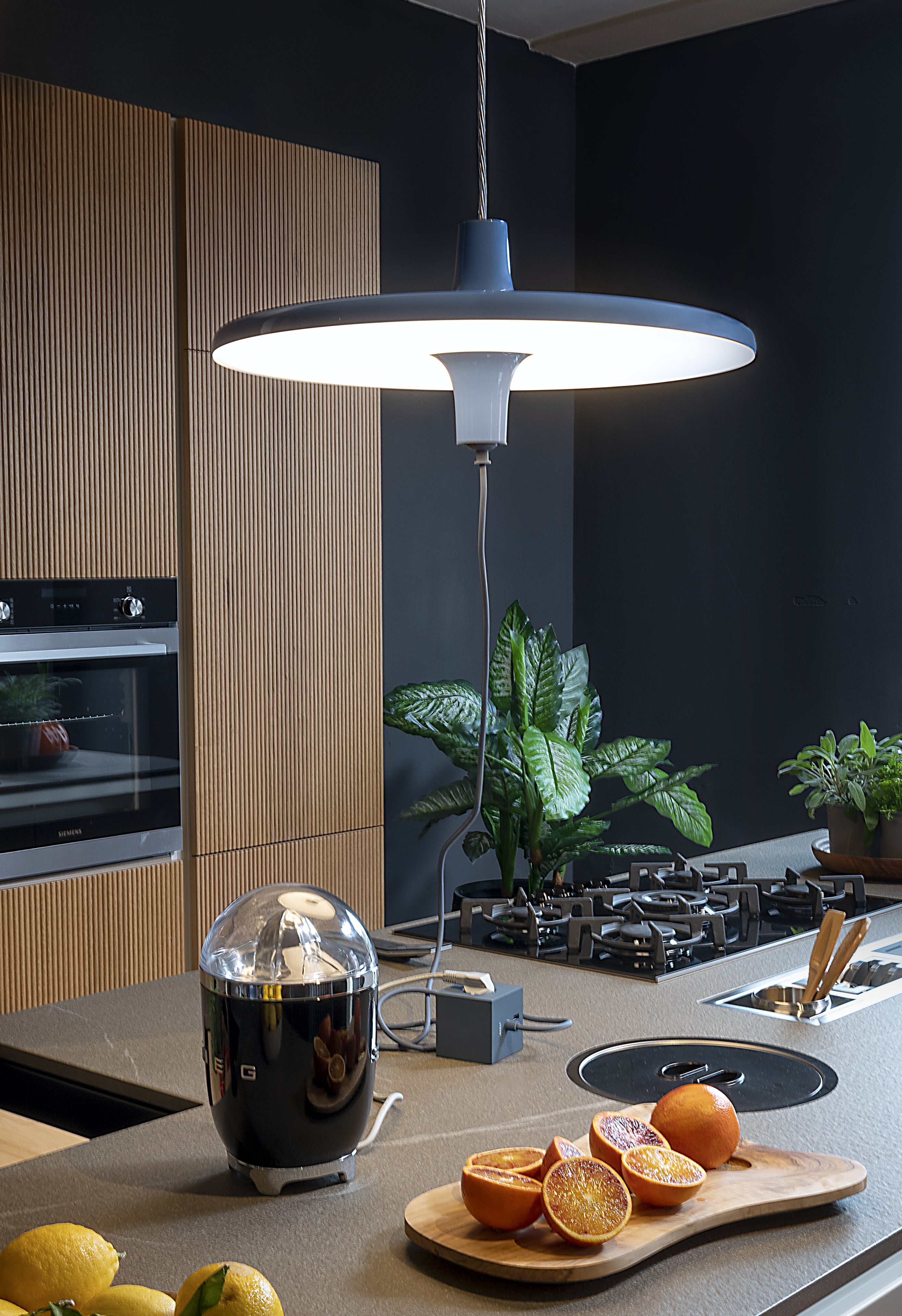 Lampa visiacá AVRO lesklá oranžová