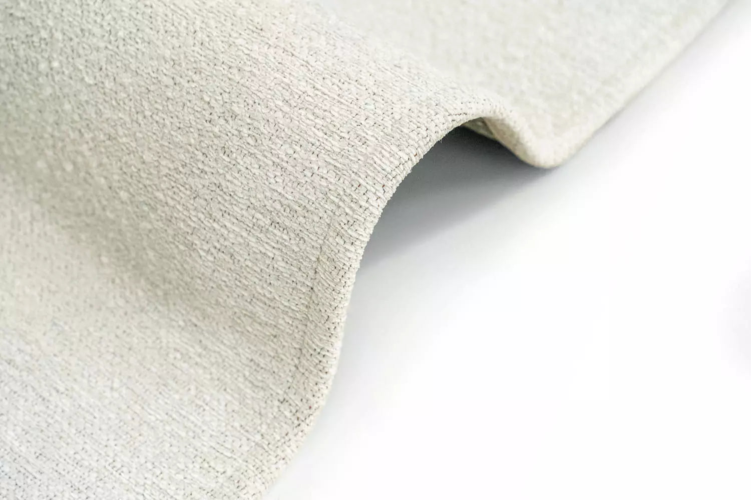 Biely koberec DROP s krémovým odtieňom