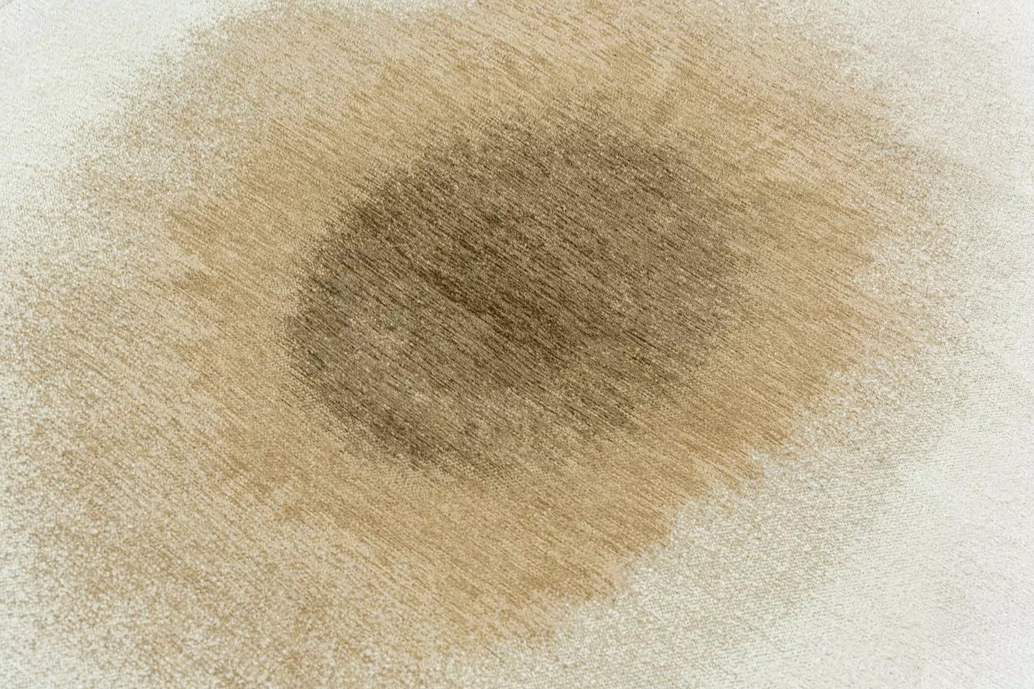 Biely koberec DROP s krémovým odtieňom