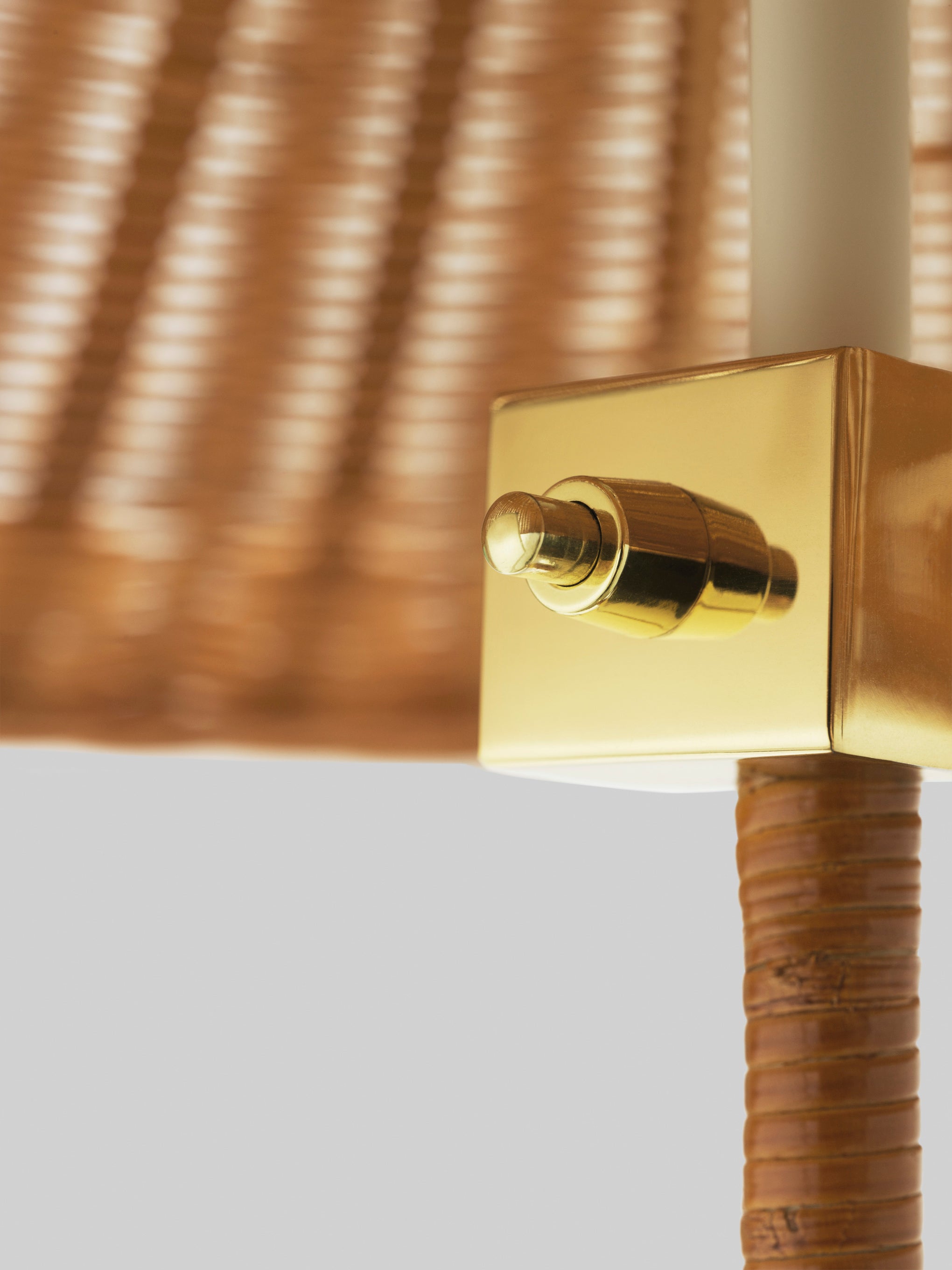 Stojaca lampa 9602 mosadz s prúteným tienidlom