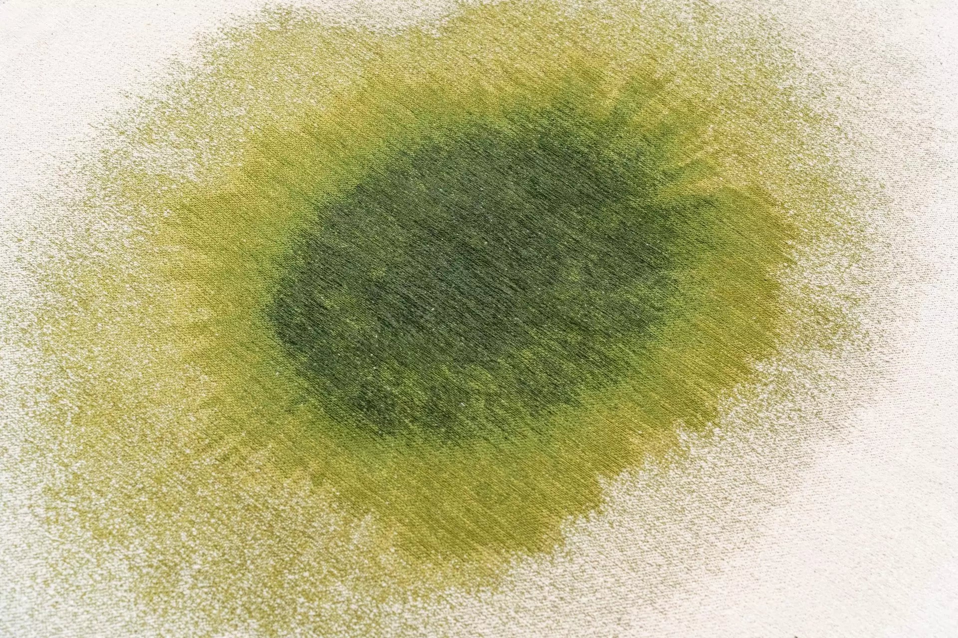 Biely koberec DROP so zelenou