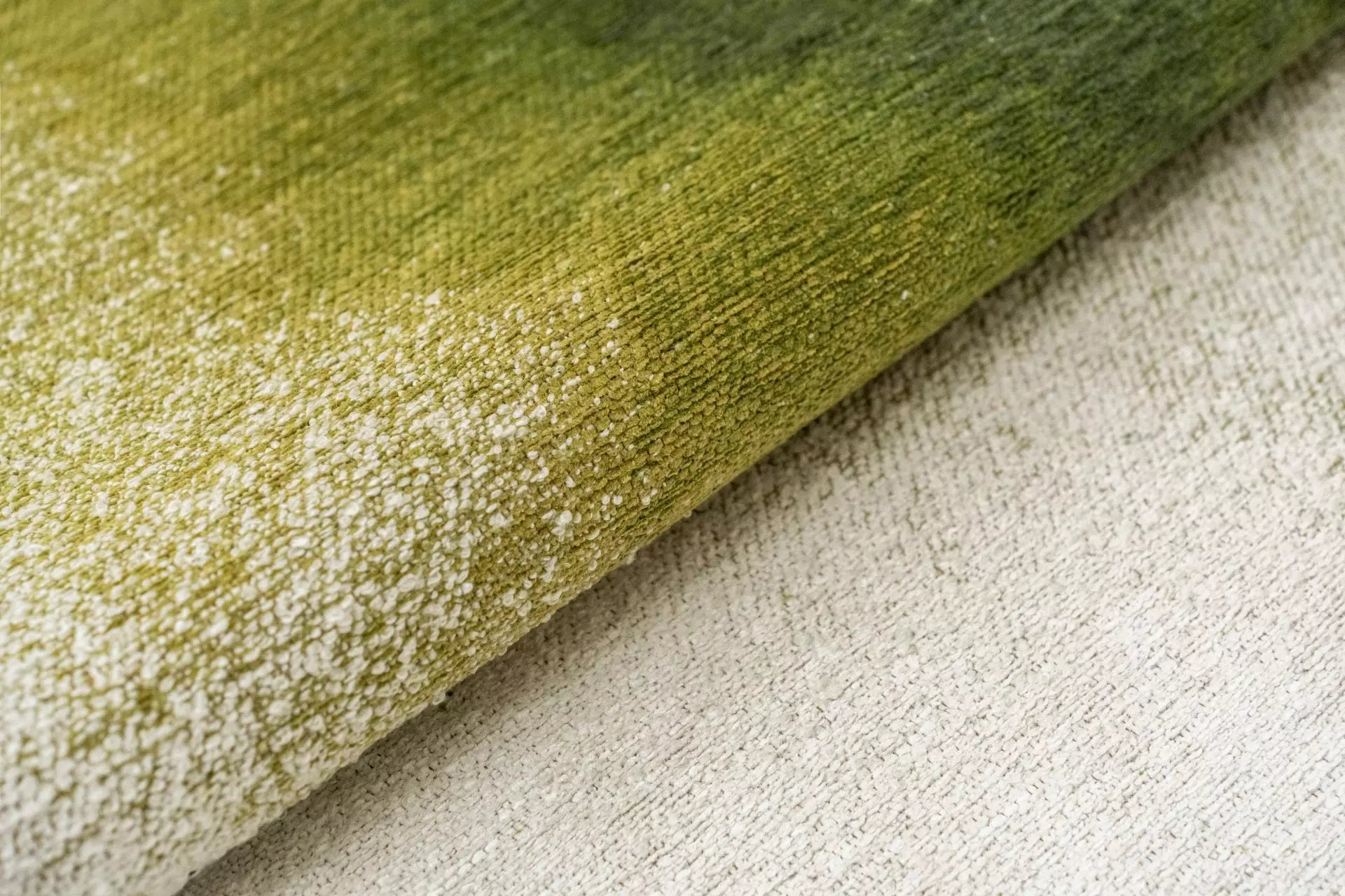 Biely koberec DROP so zelenou