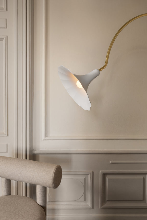 Podlahová lampa PETALII biela metalická s mosadzným podstavcom