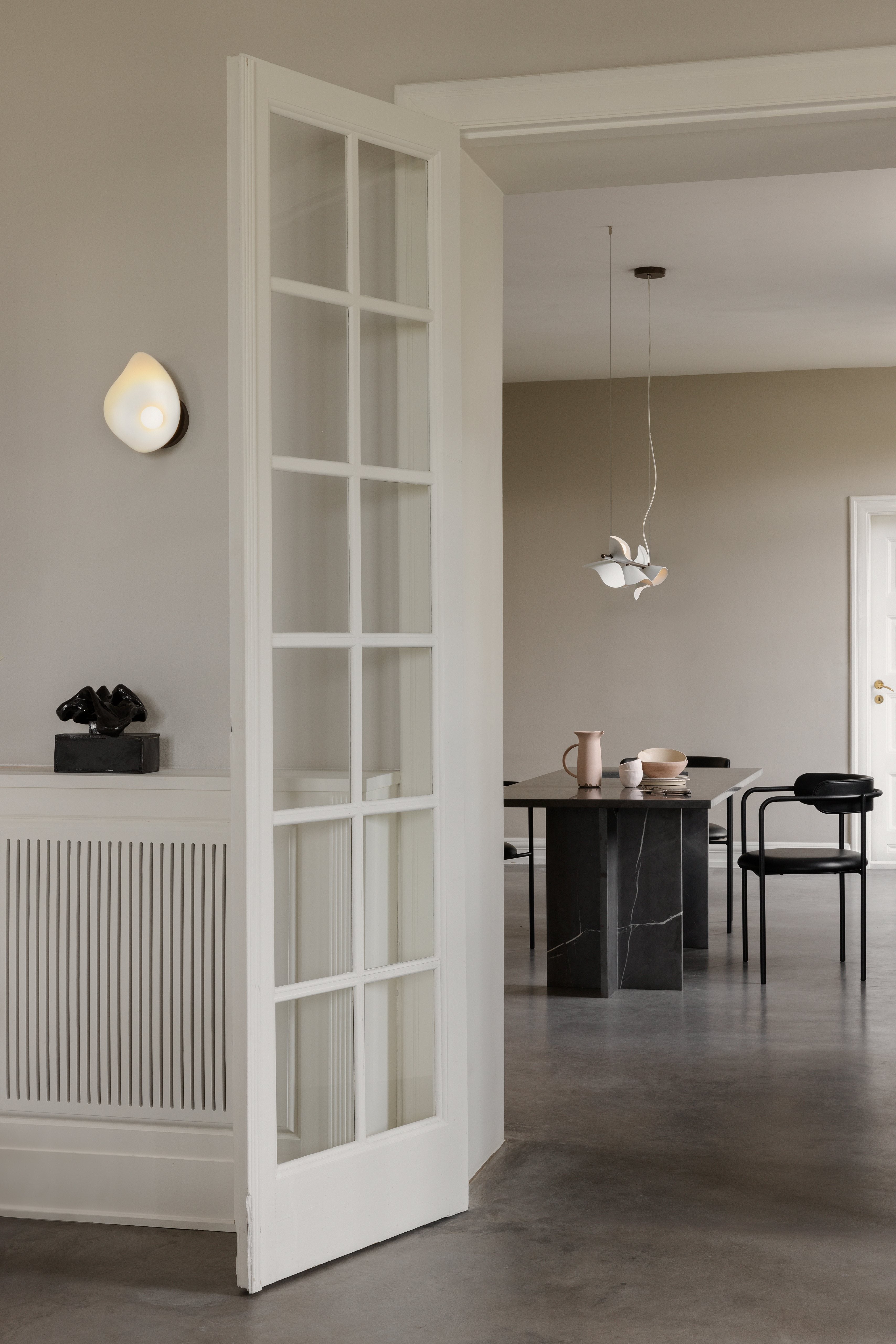 Nástenná lampa FLORII tmavohnedá s bielou