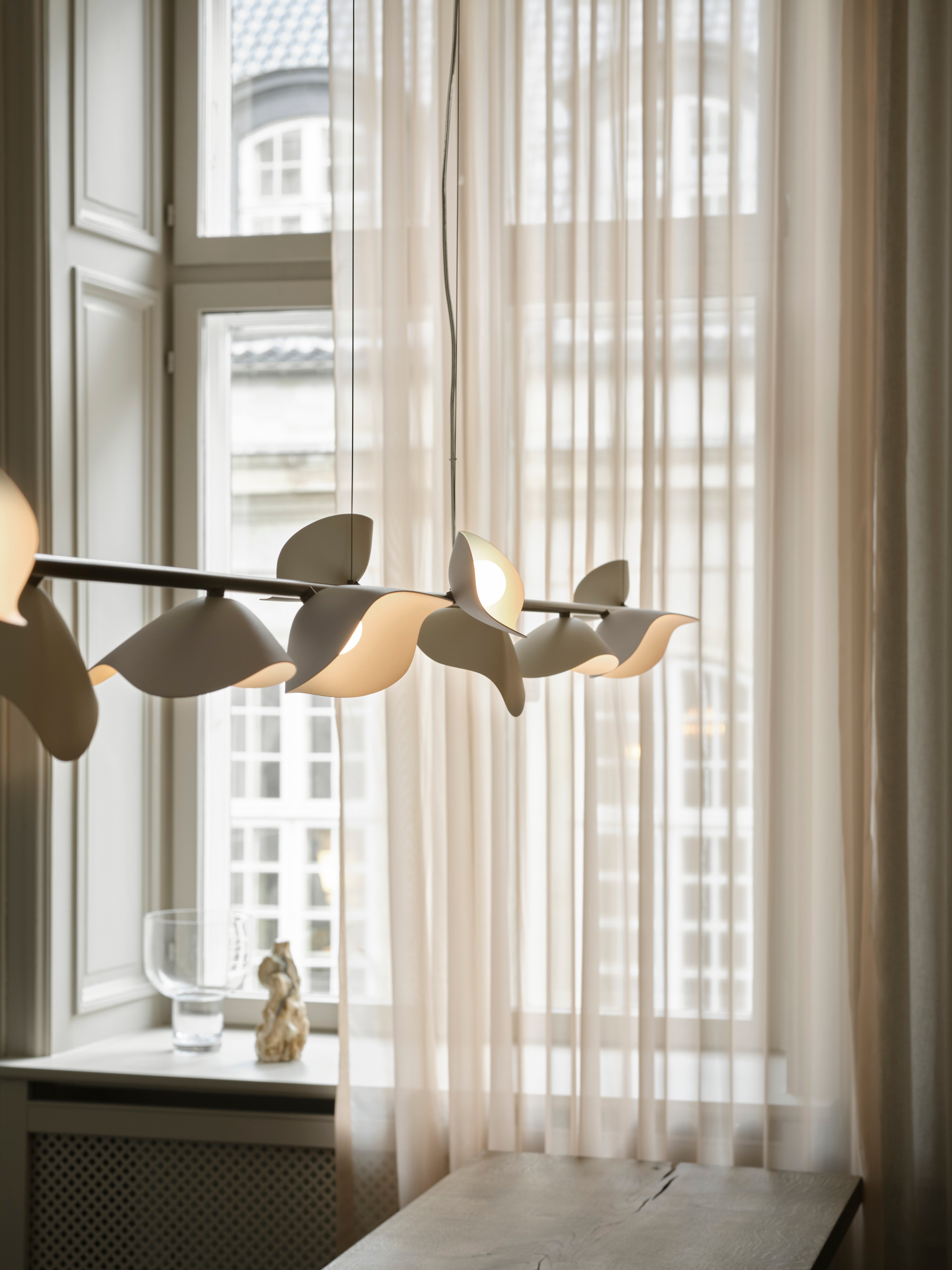 Závesná lampa FLORII 5 tmavohnedá s bielou