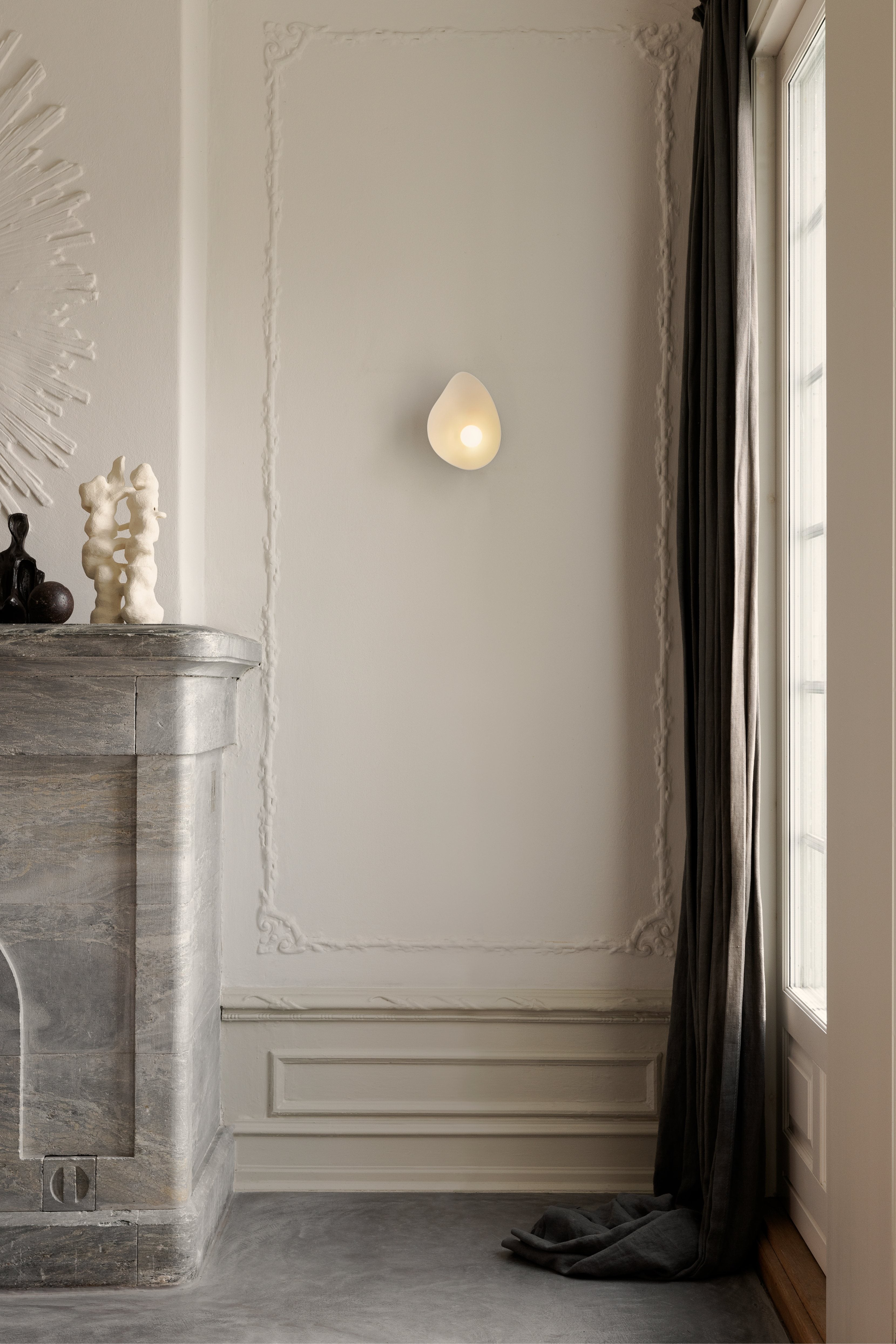 Nástenná lampa FLORII tmavohnedá s bielou