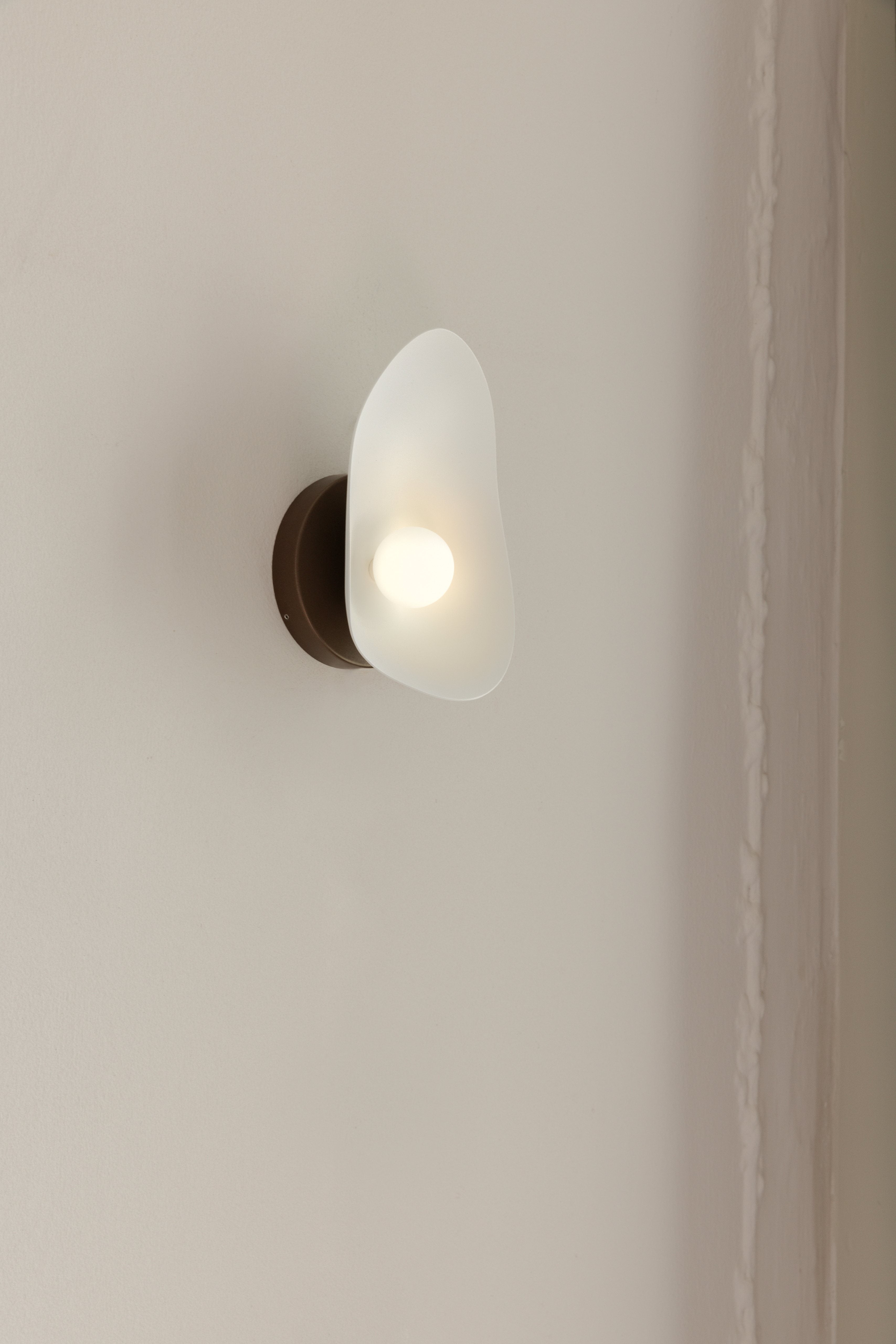 Nástenná lampa FLORII tmavohnedá s bielou