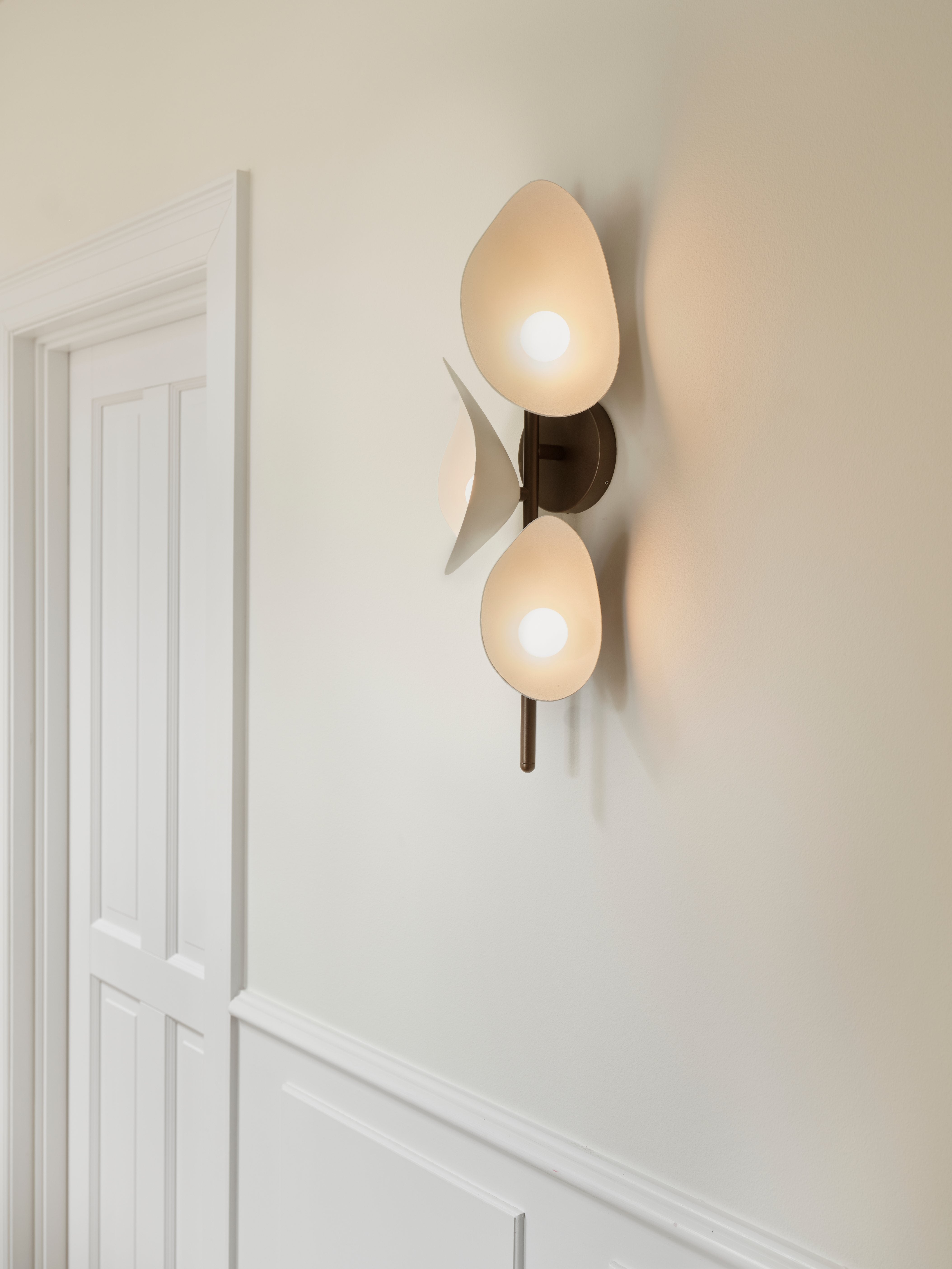 Nástenná lampa FLORII 3 tmavohnedá s bielou