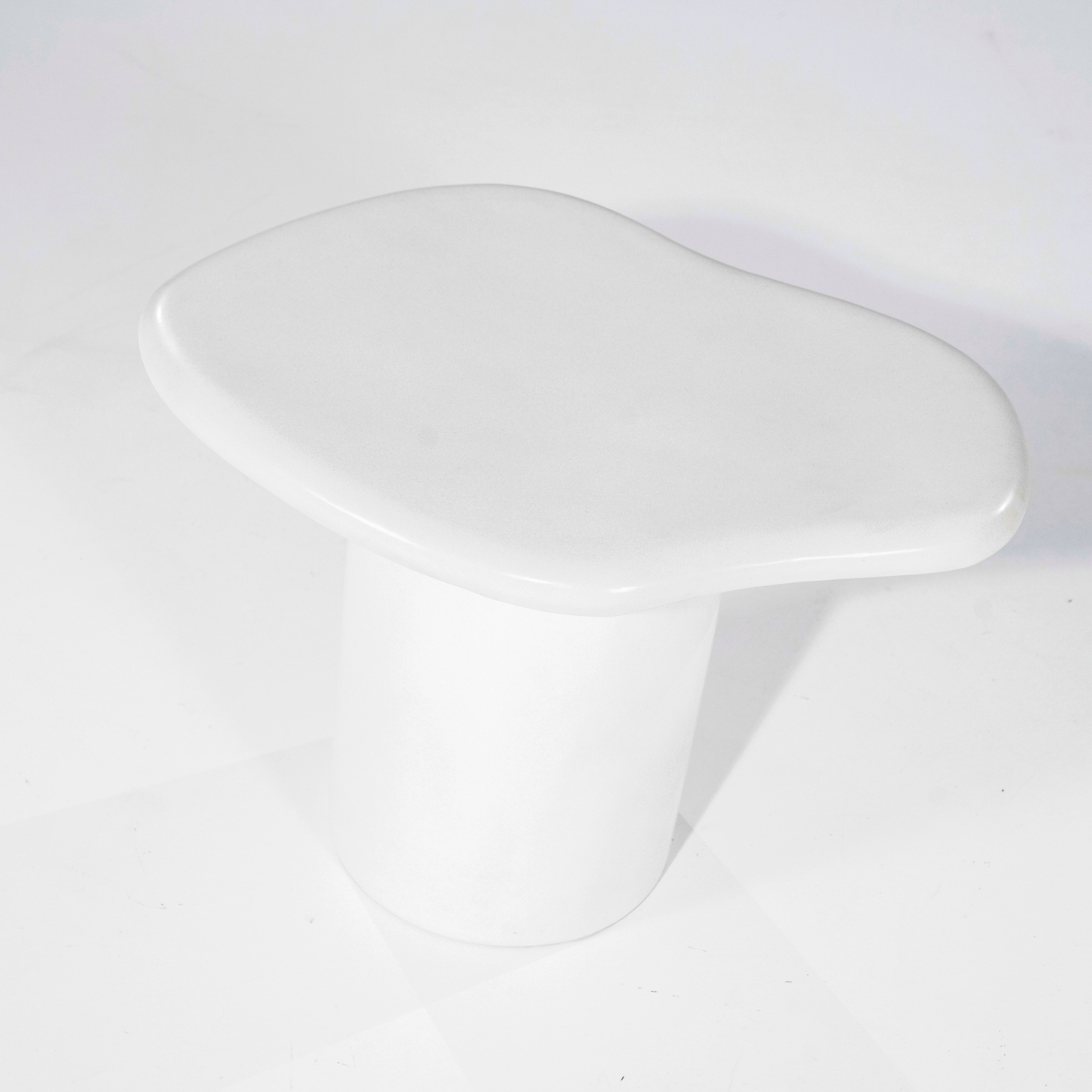 Biely bočný stolík SEKI