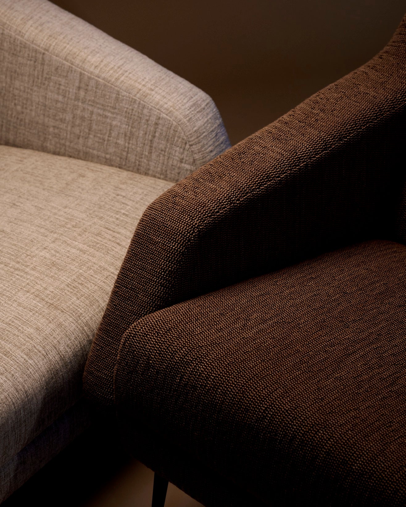 Fotel CDC.1 čalúnený s mosadzným podstavcom