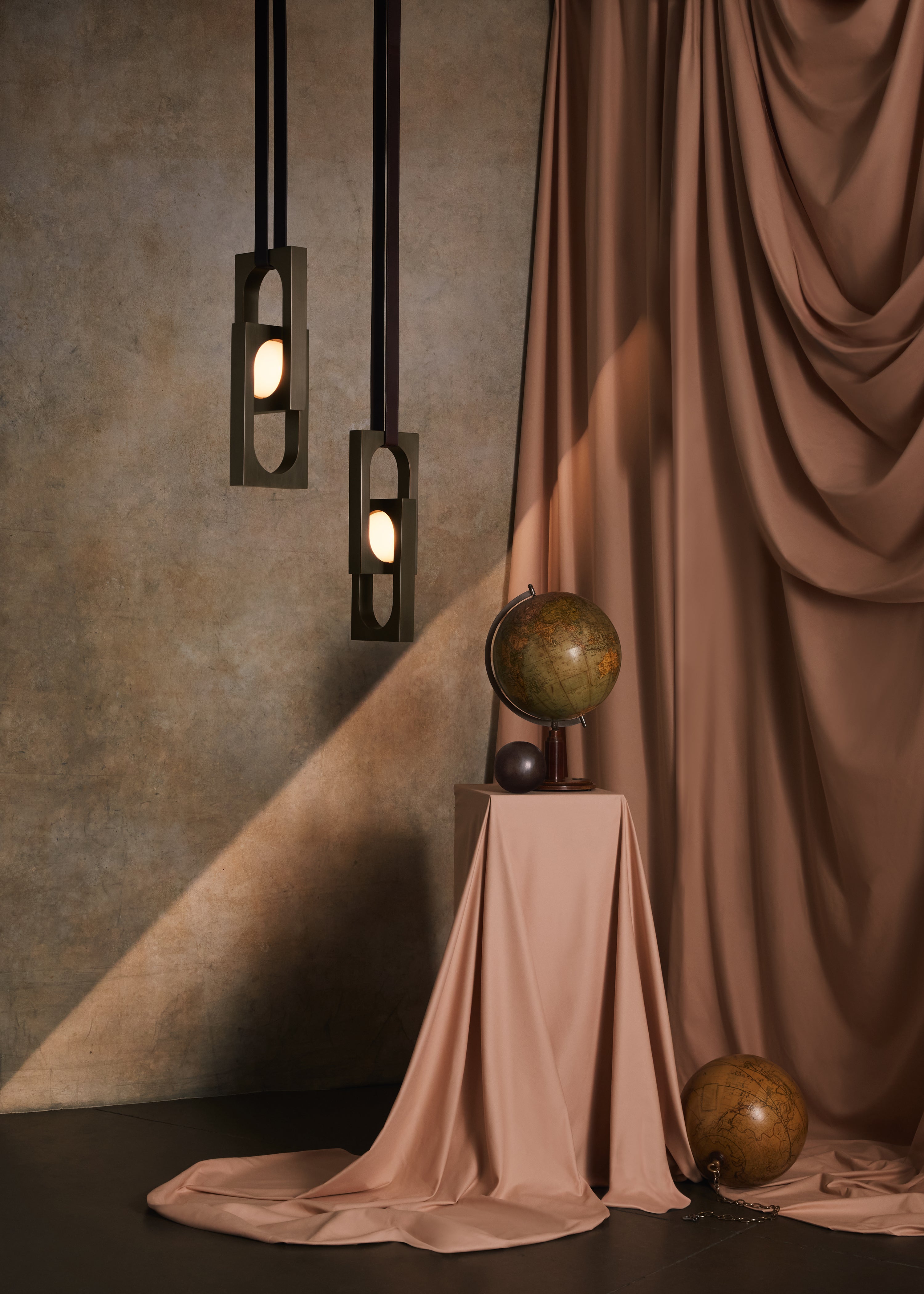 Lampa visiacá MYTHOS DUO s opálovým tienidlom a mosadzou