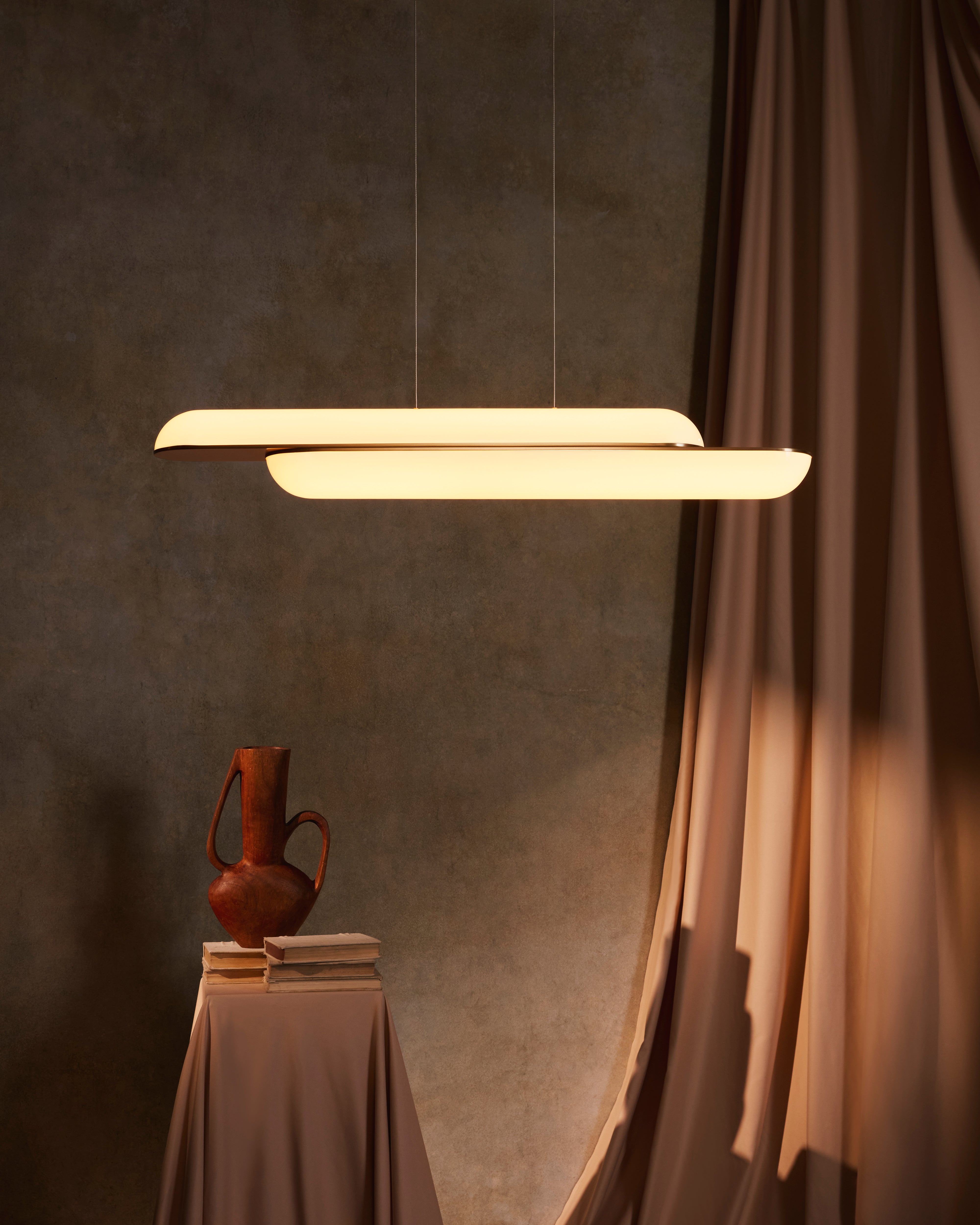 Lampa visící horizontální GEMINI s opálovým stínidlem a mosaznými prvky.
