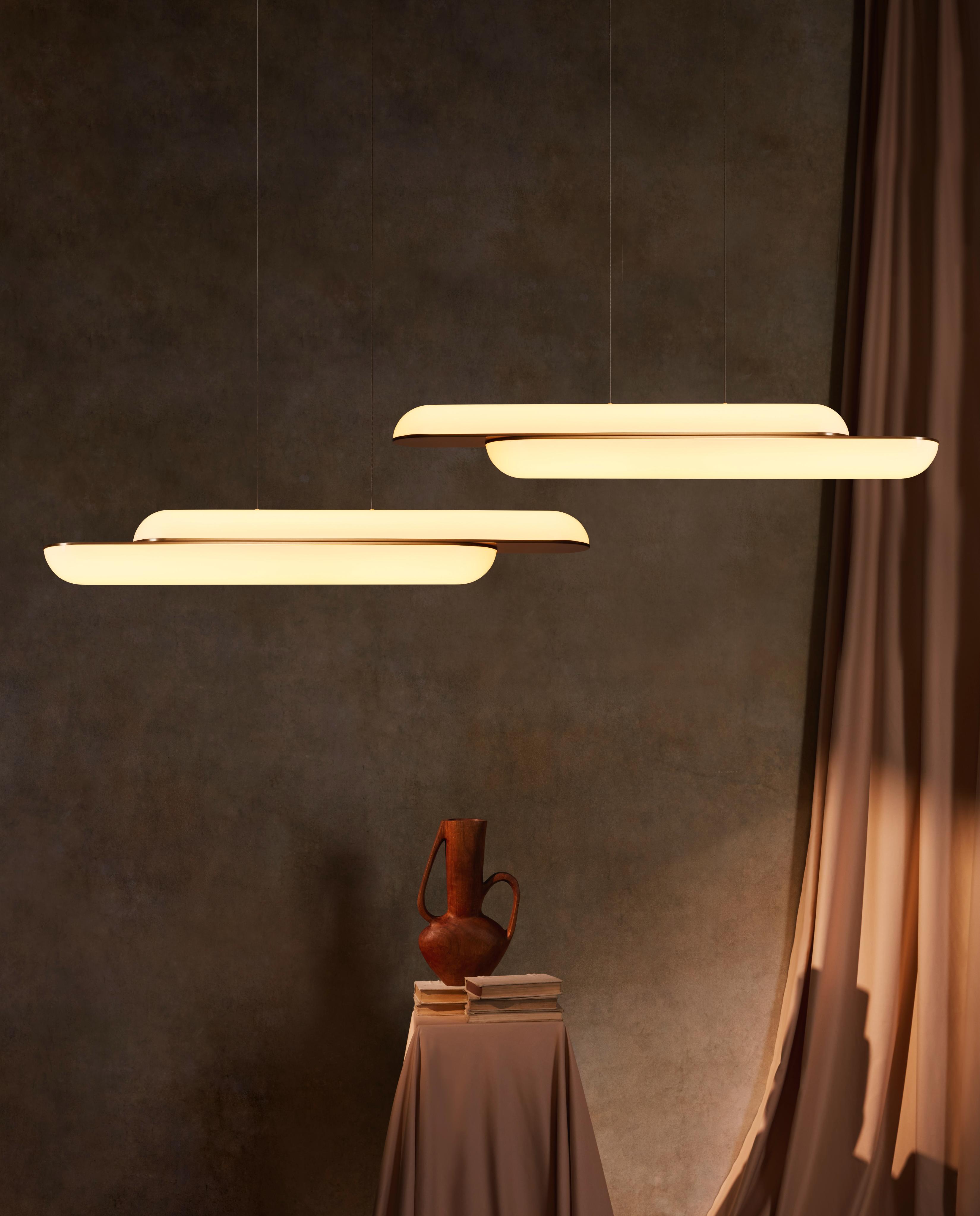 Lampa visící horizontální GEMINI s opálovým stínidlem a mosaznými prvky.