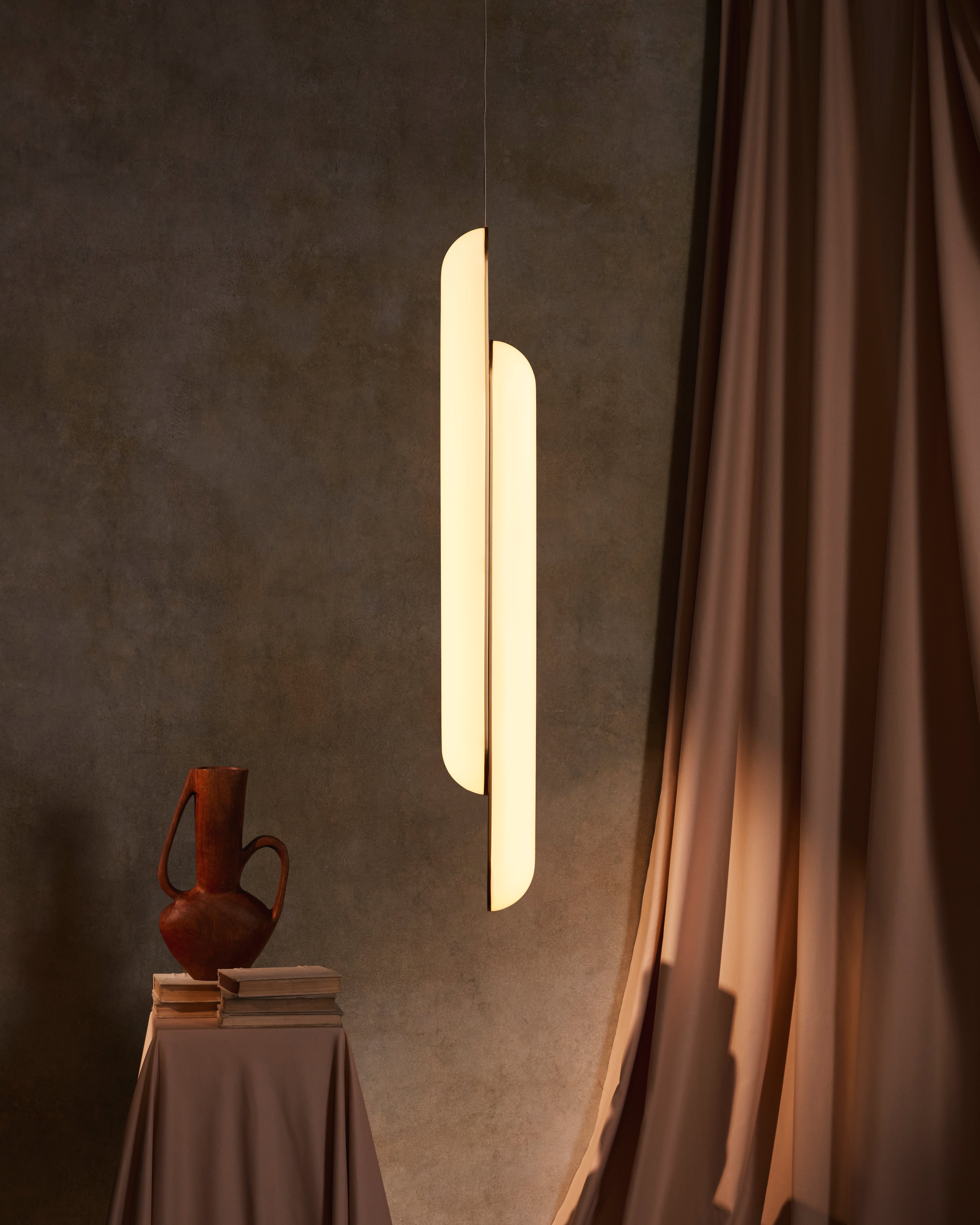 Lampa visiacá vertikálna GEMINI s opálovým tienidlo a mosadzou
