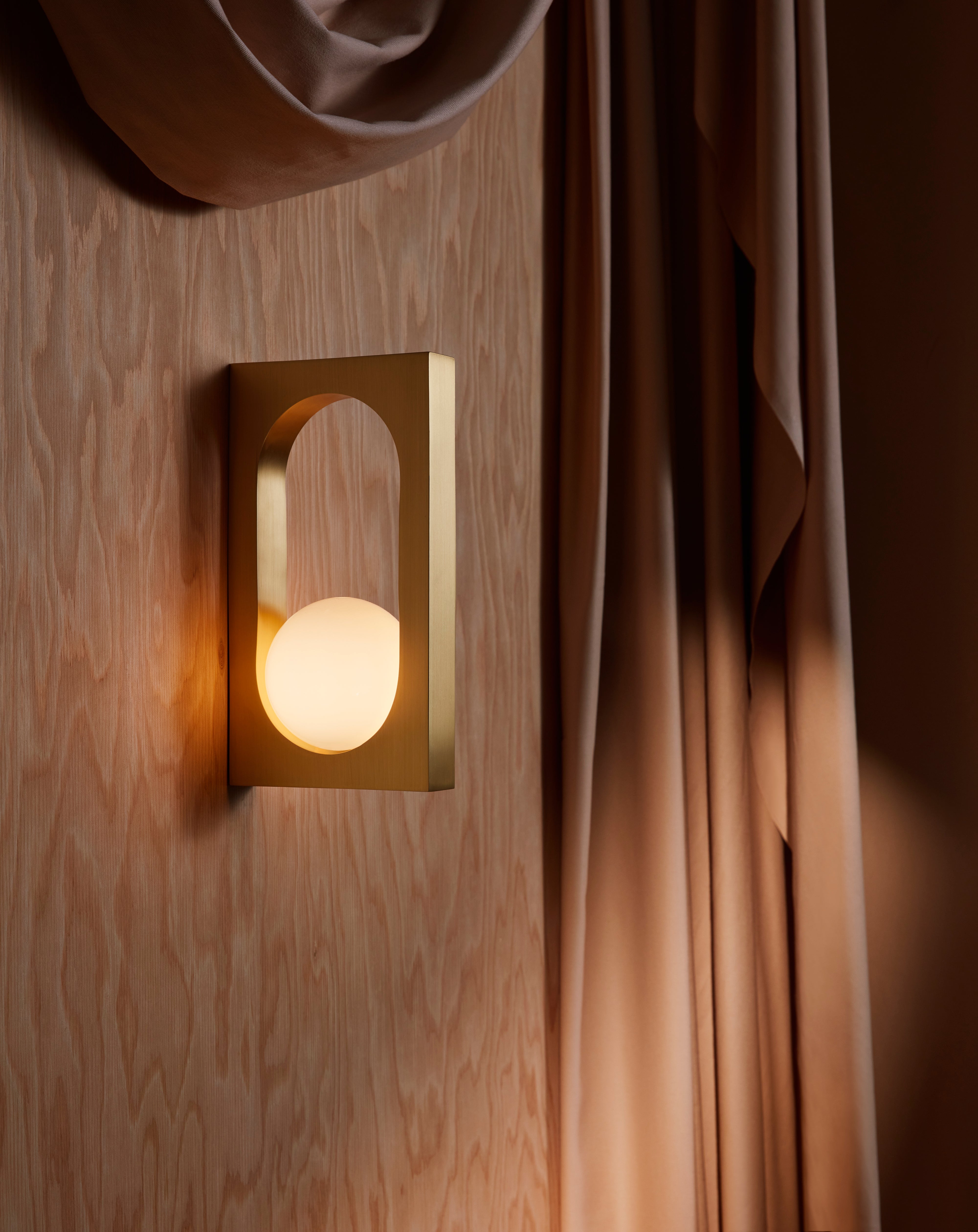 Nástenná lampa MYTHOS s opálovým tienidlom a mosadzou
