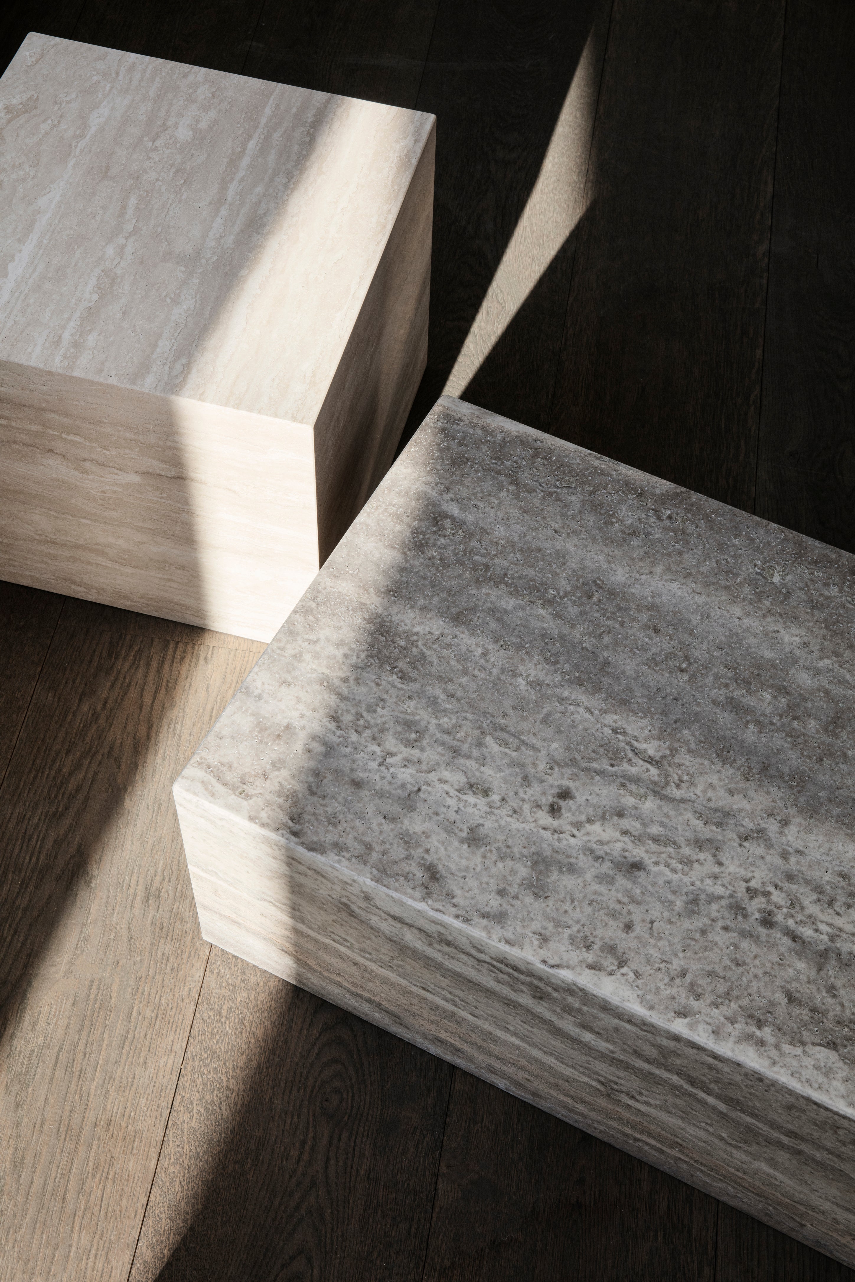 Kávový stolík CUBISM šedý travertín