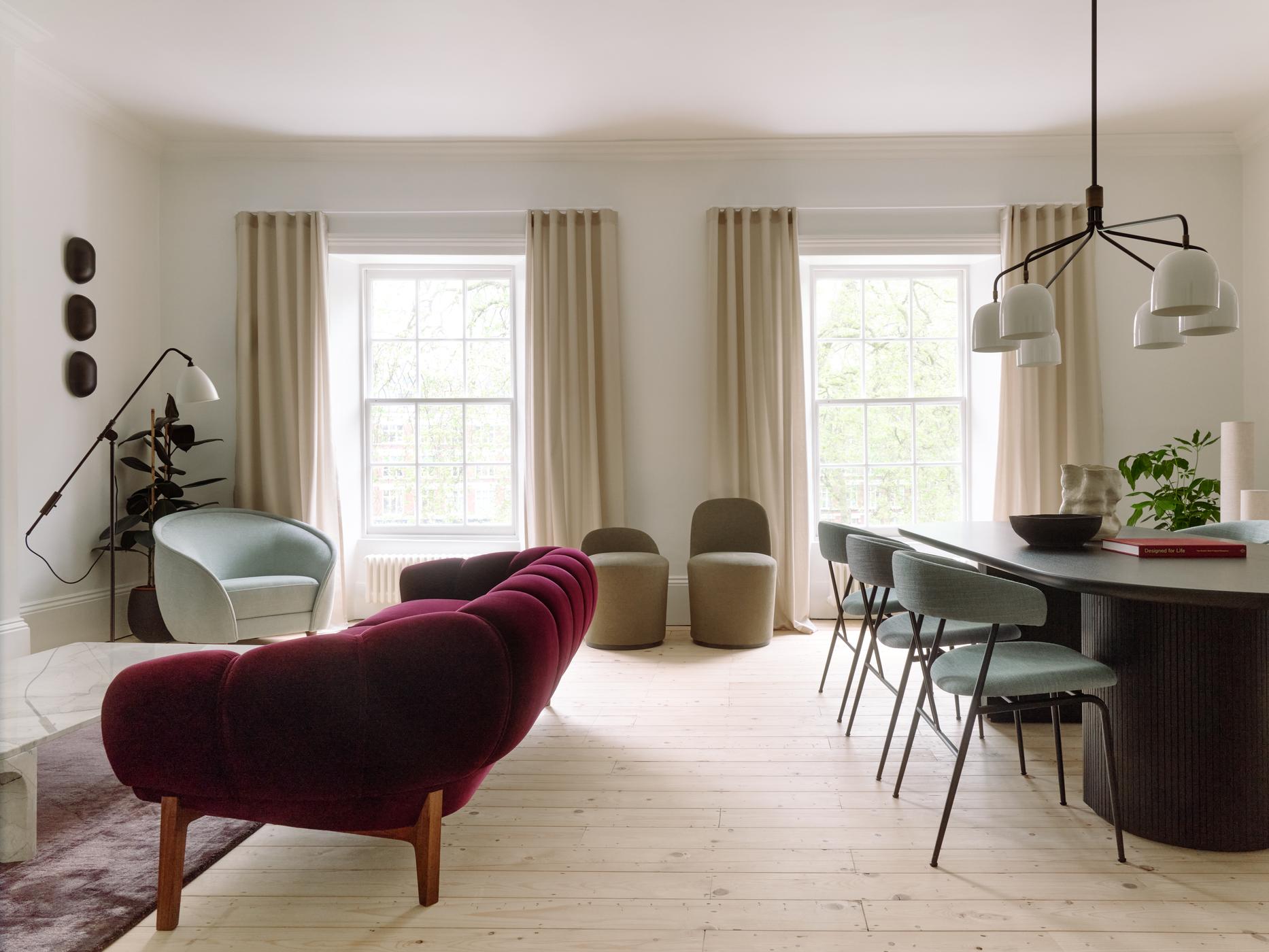 Pohovka 3-miestna CROISSANT čalúnená s orechovým podstavcom