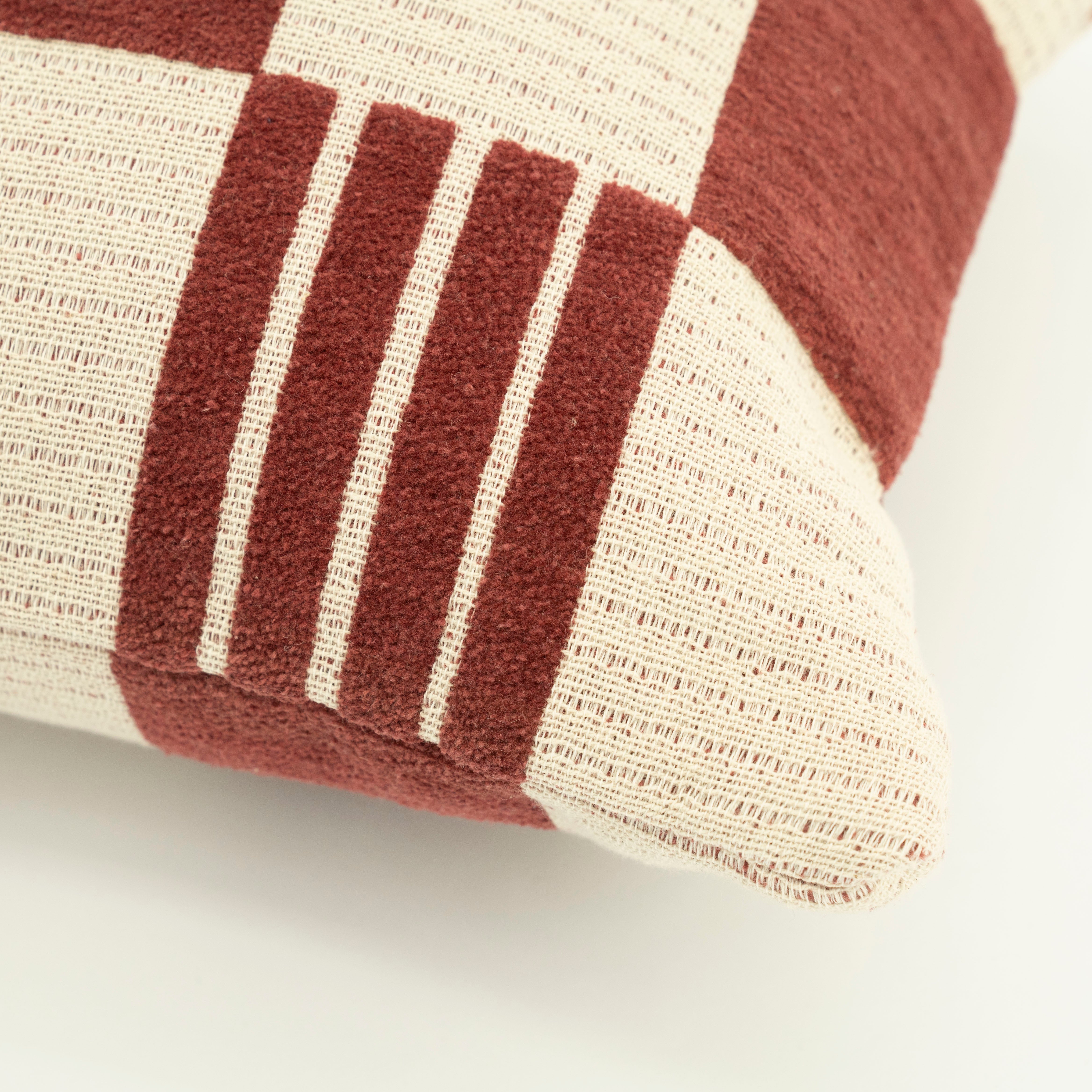 TWIST cushion burgundy with beige