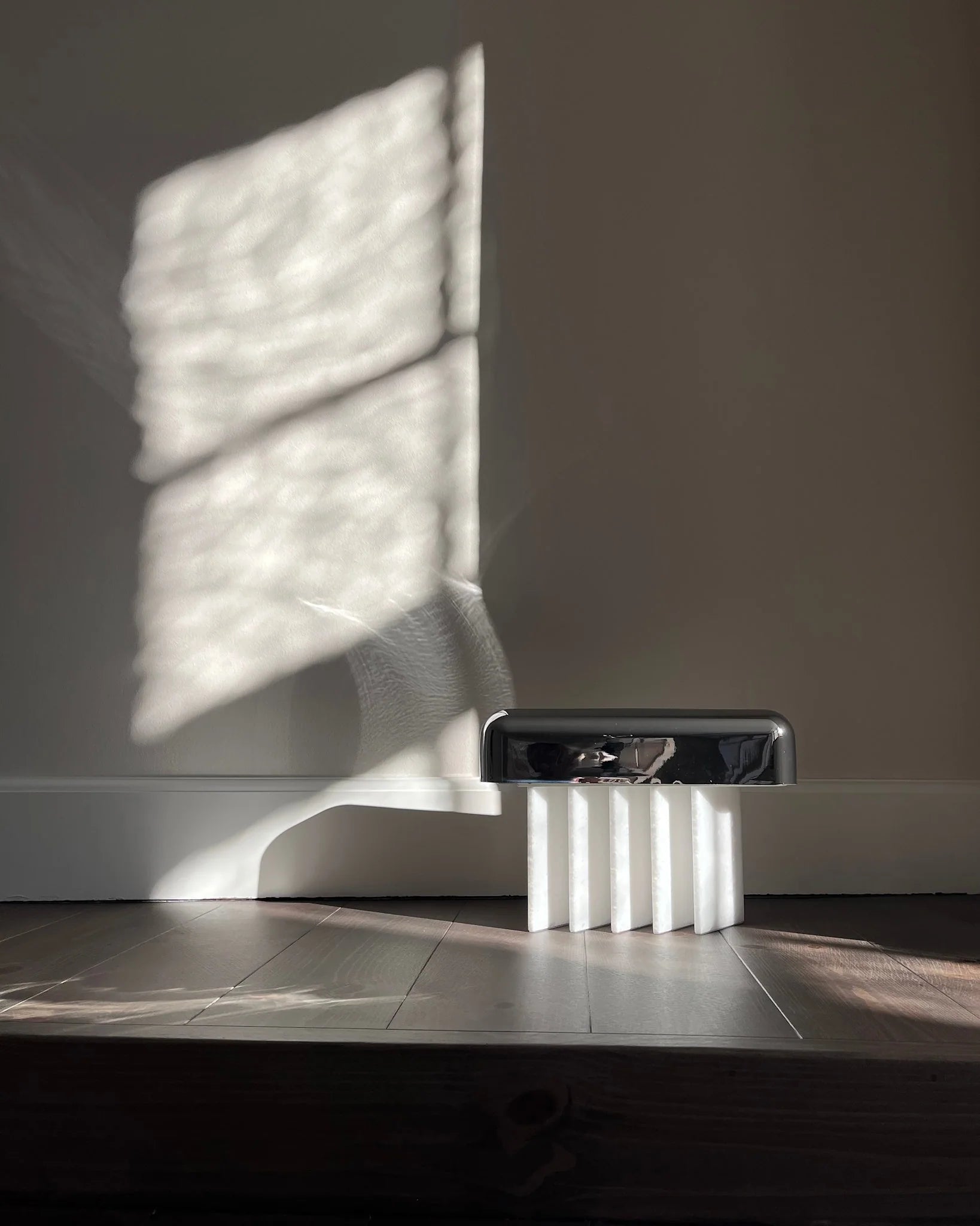 Prenosná lampa BEETLE biely mramor