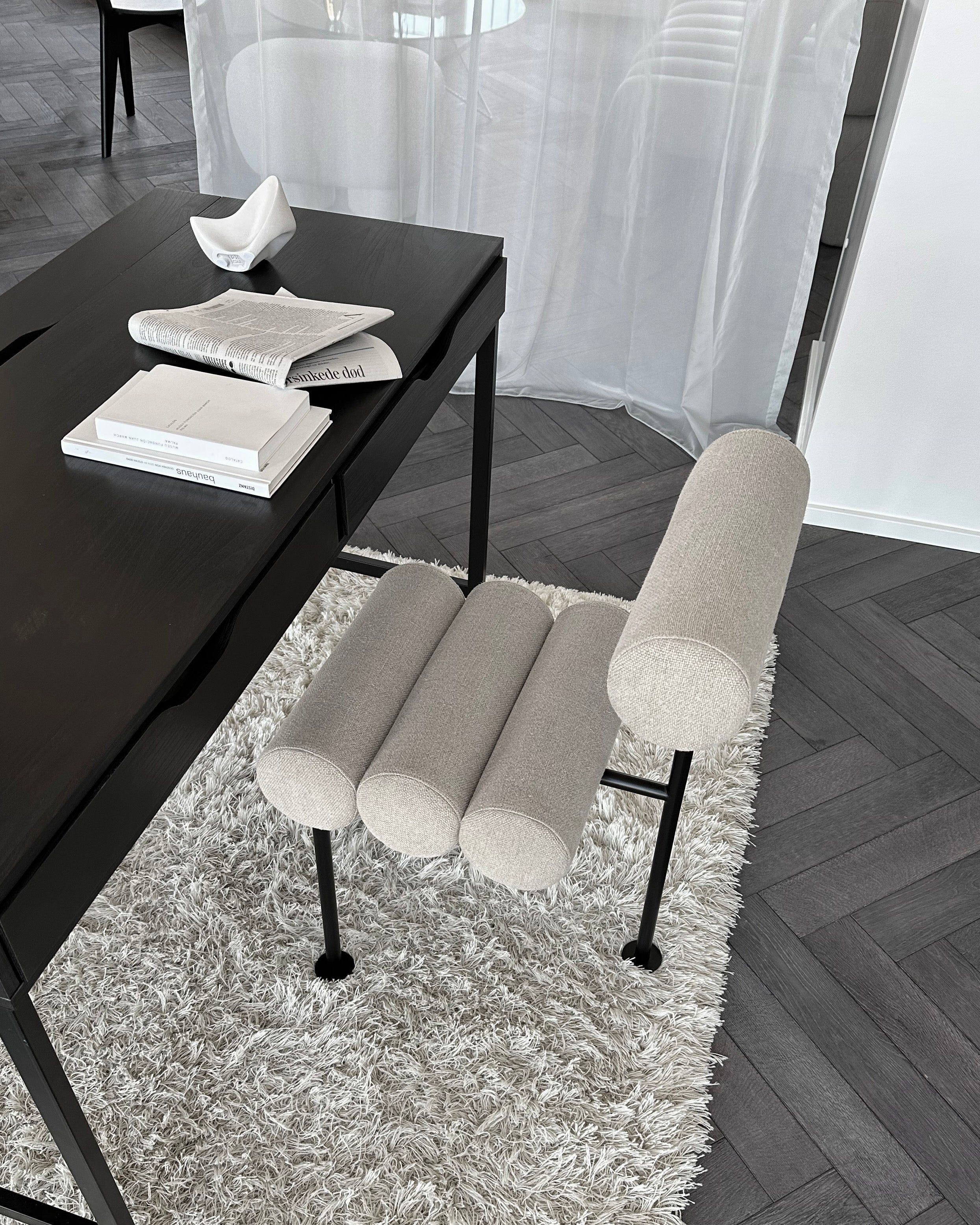 Stolička HIRO béžová s čiernym podstavcom