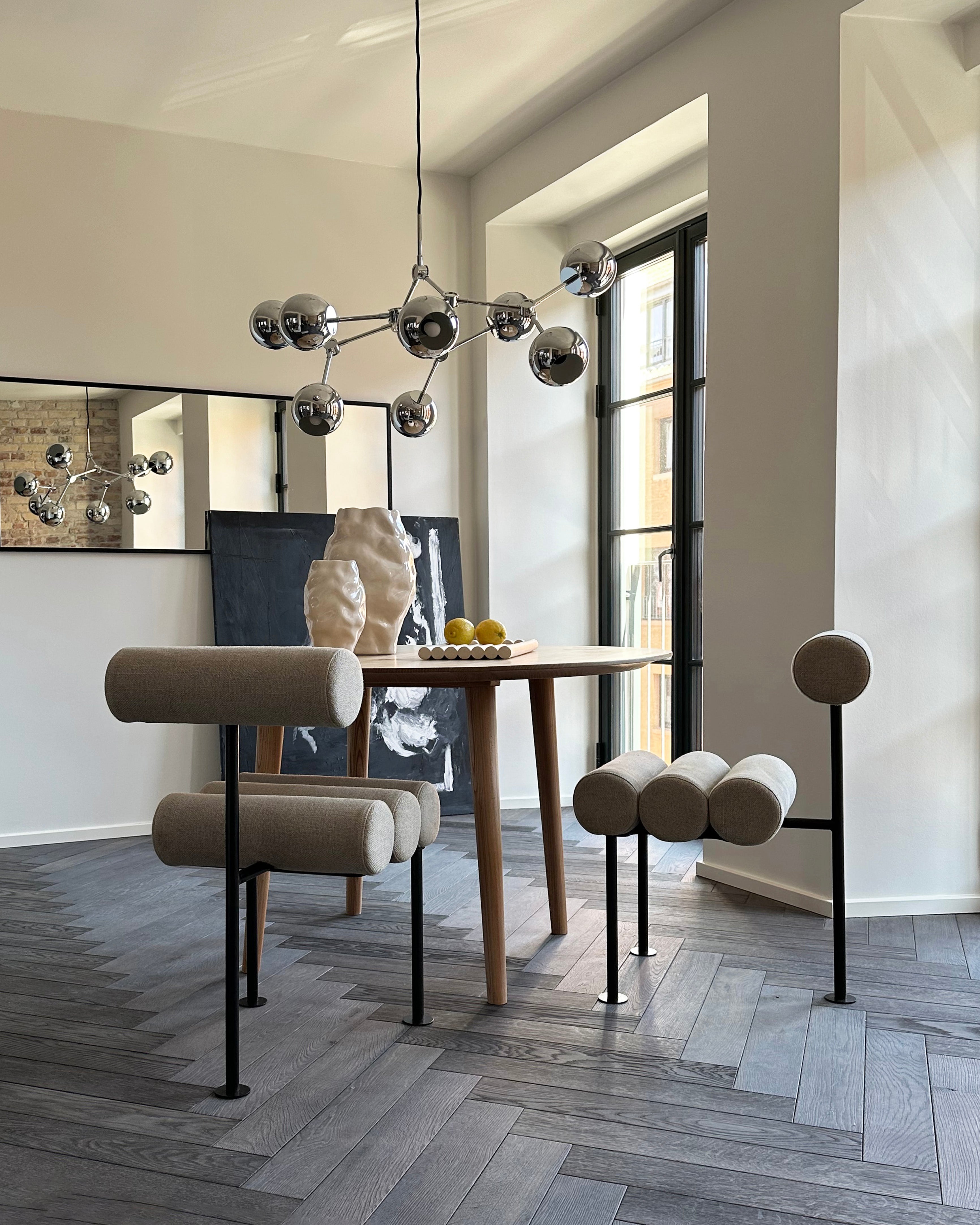 Stolička HIRO béžová s čiernym podstavcom