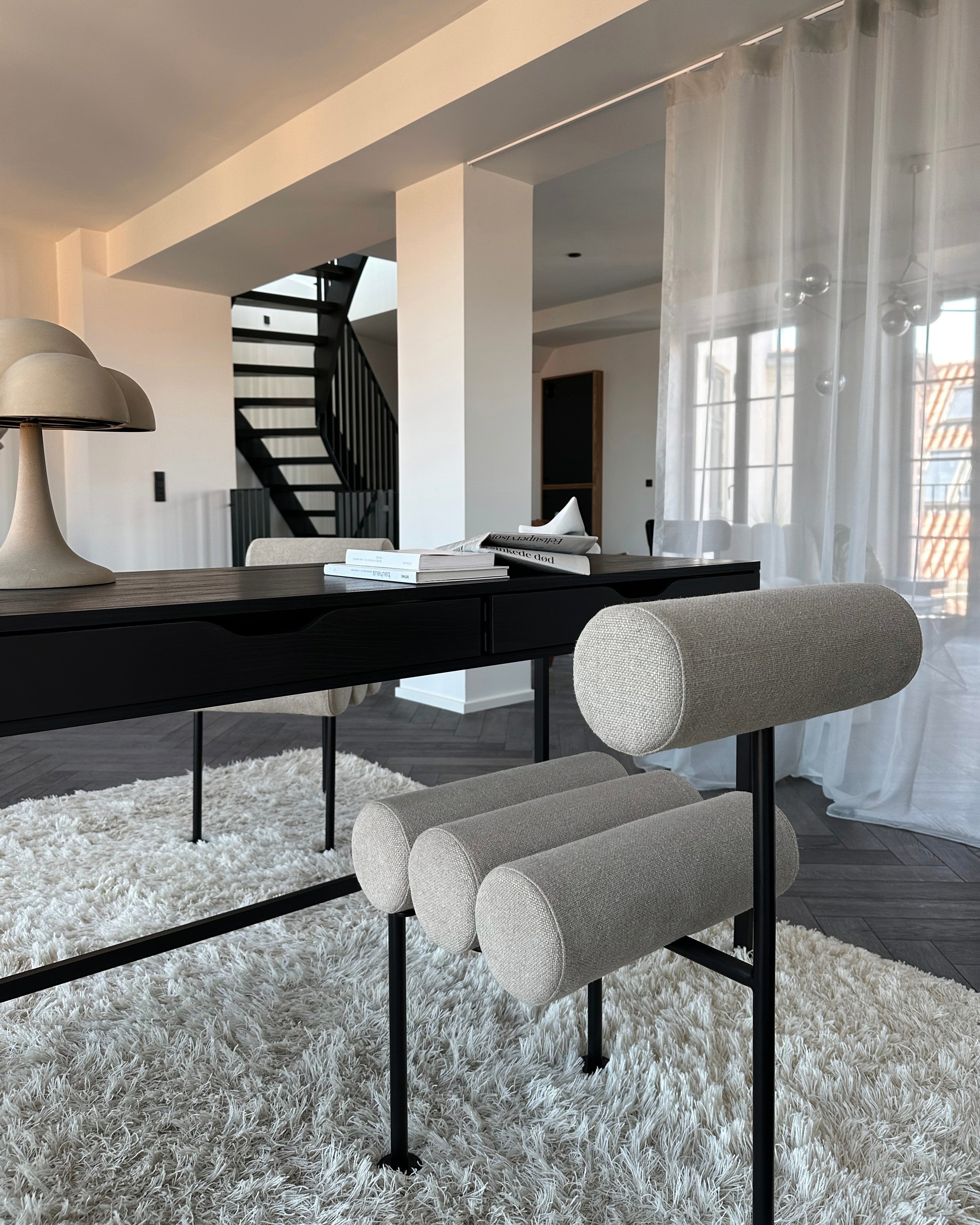 Stolička HIRO béžová s čiernym podstavcom