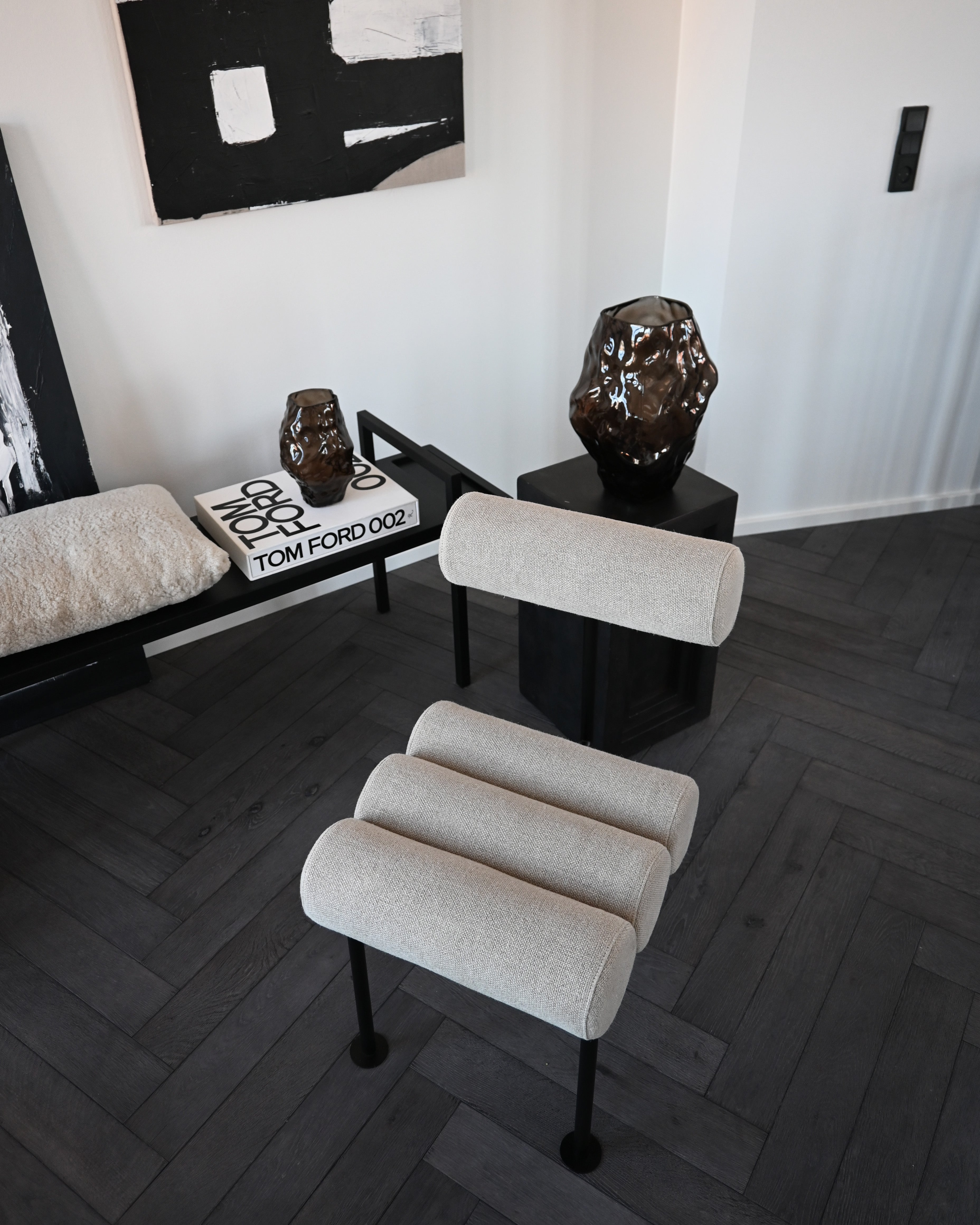 Stolička HIRO béžová s čiernym podstavcom