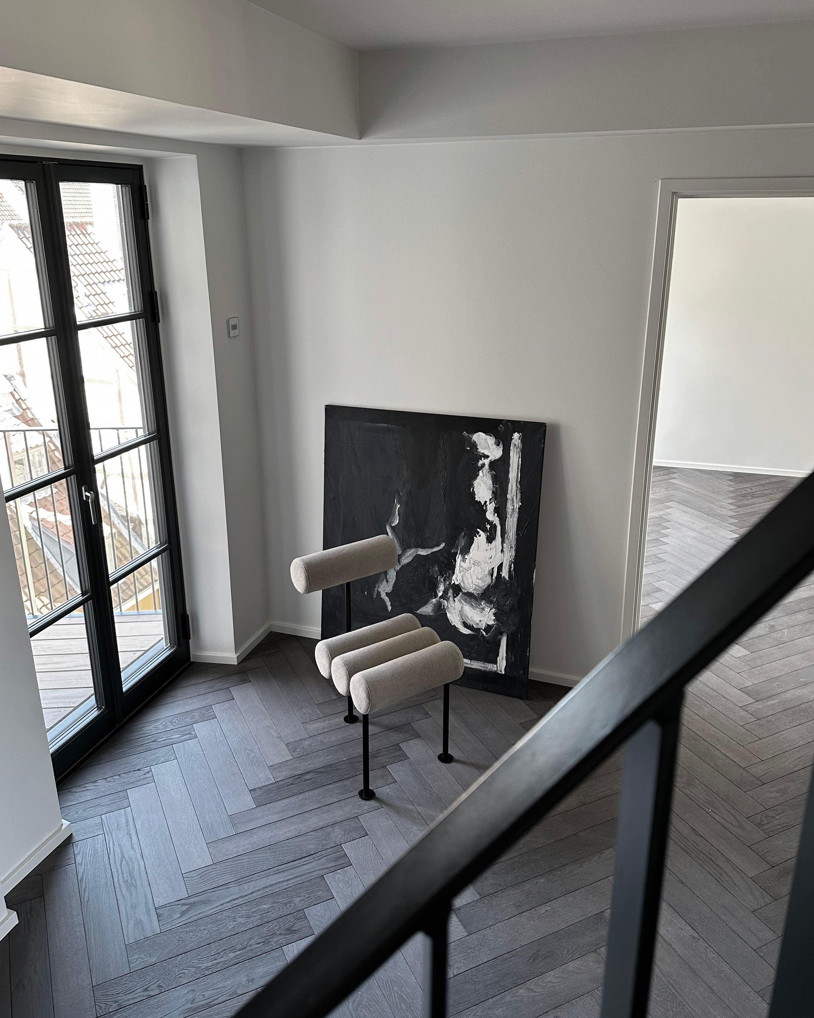 Stolička HIRO béžová s čiernym podstavcom