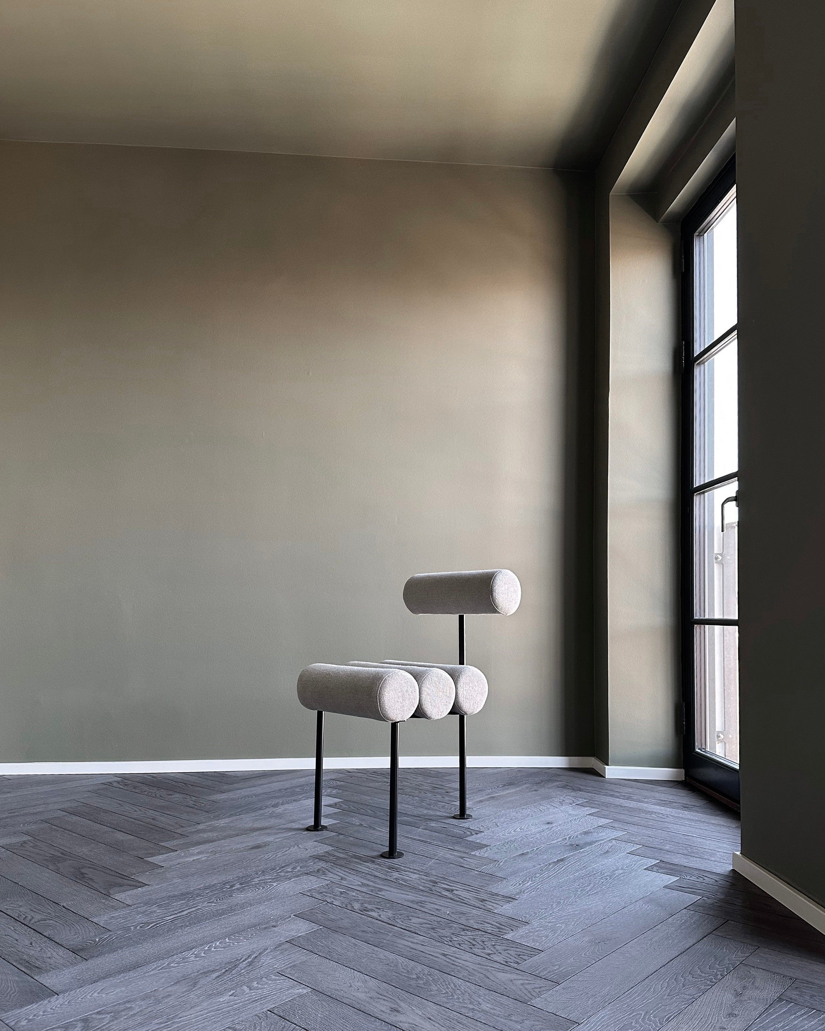 Stolička HIRO béžová s čiernym podstavcom