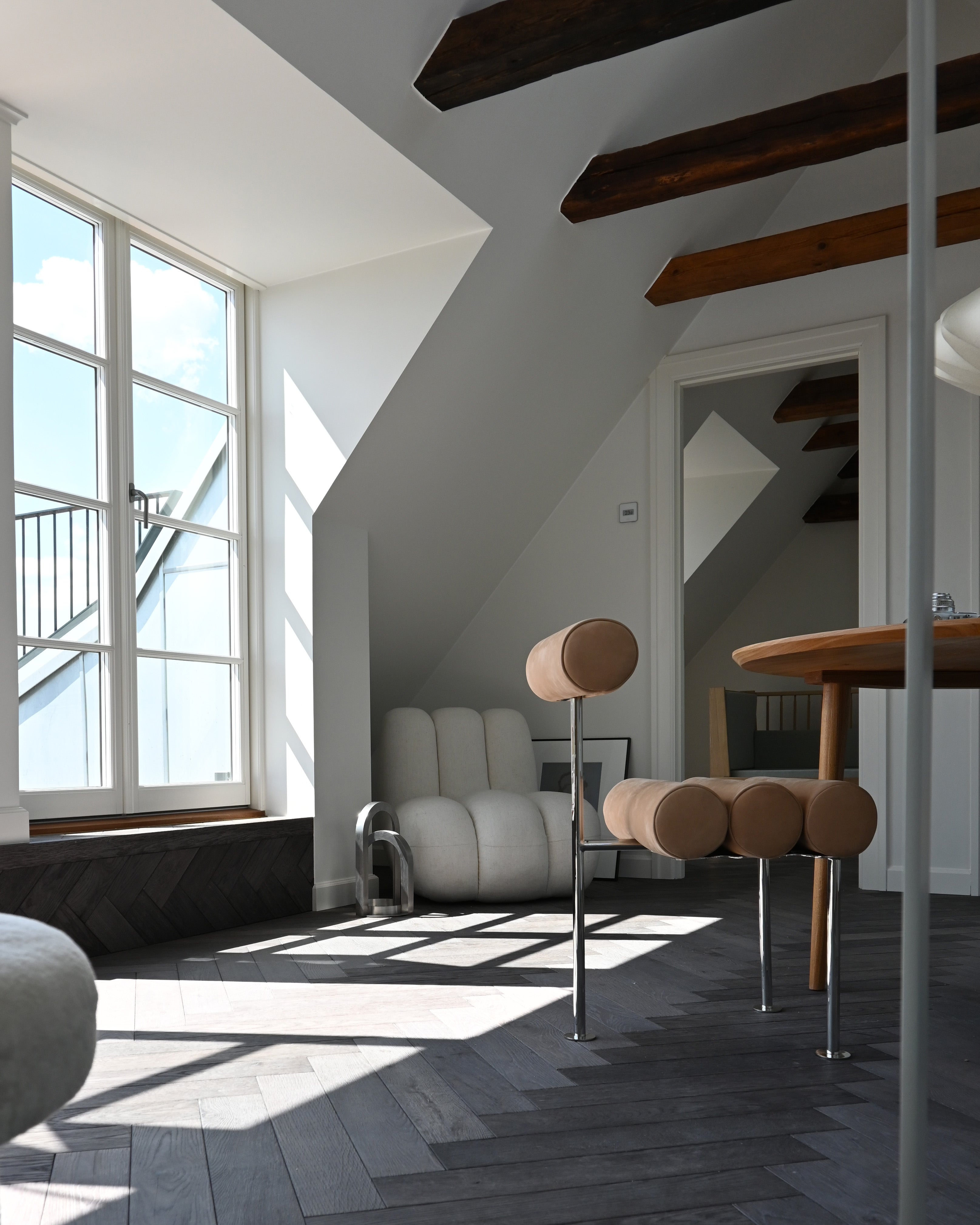 Stolička HIRO teplá béžová s chrómovým podstavcom