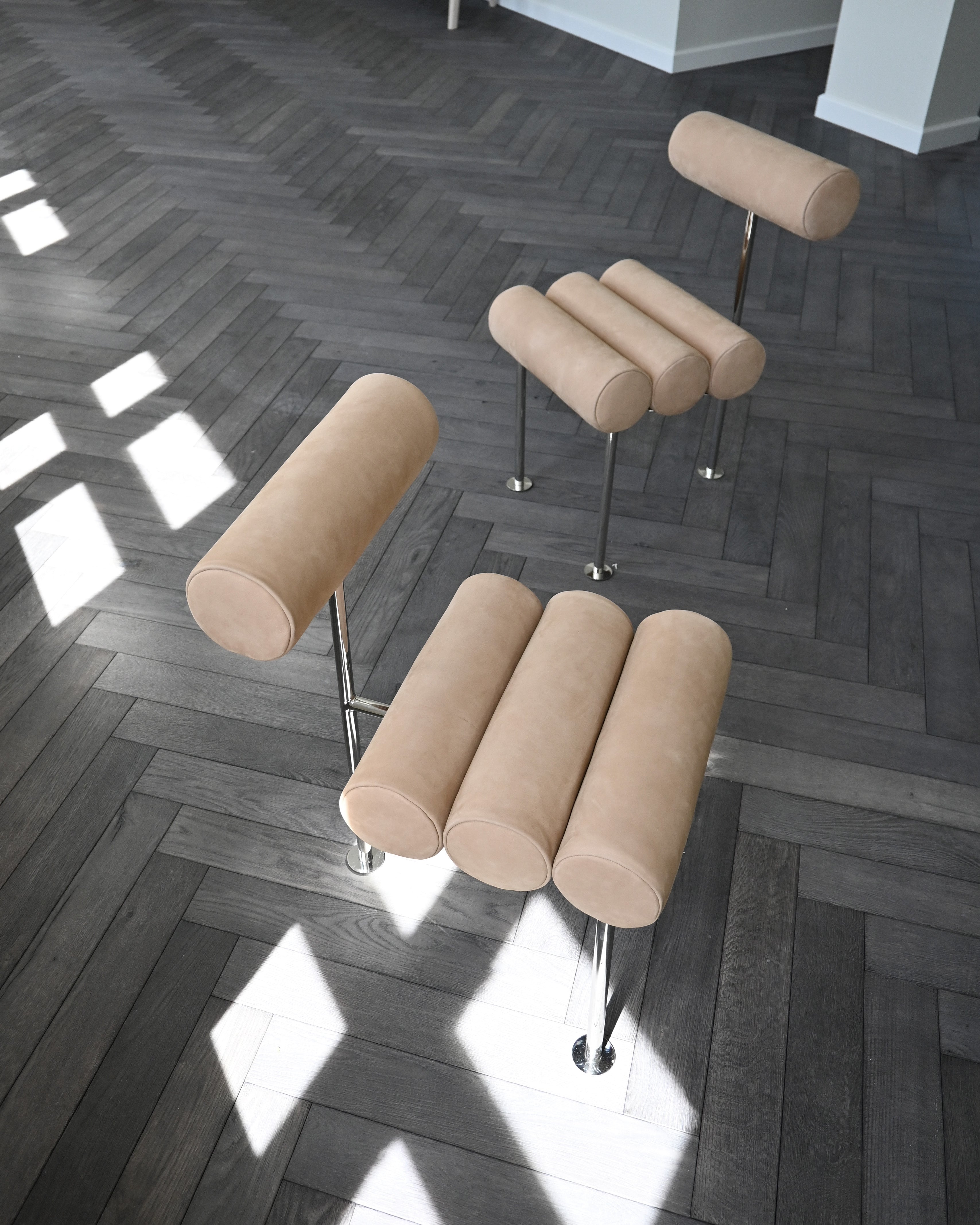 Stolička HIRO teplá béžová s chrómovým podstavcom