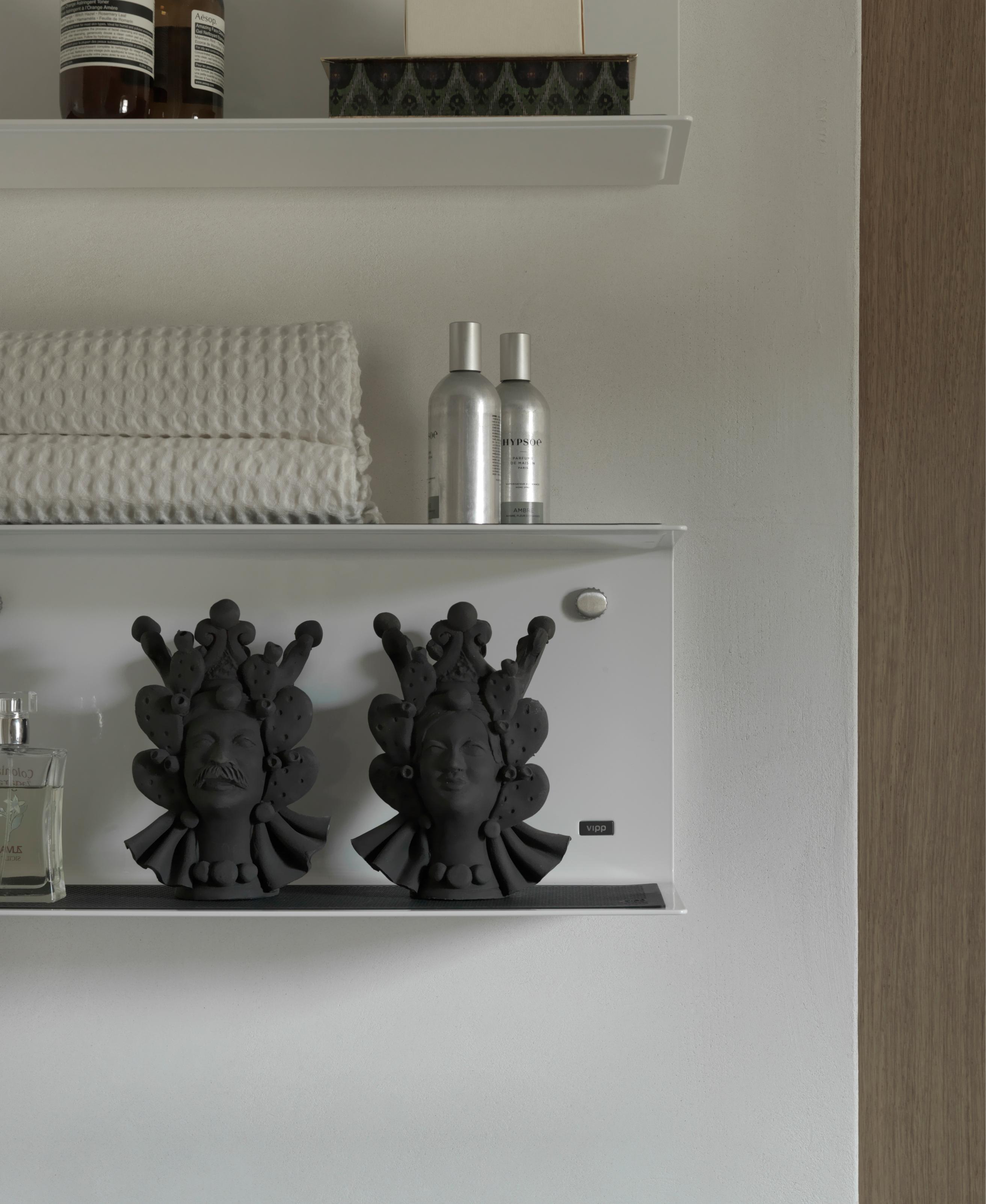 Hanging shelf VIPP white
