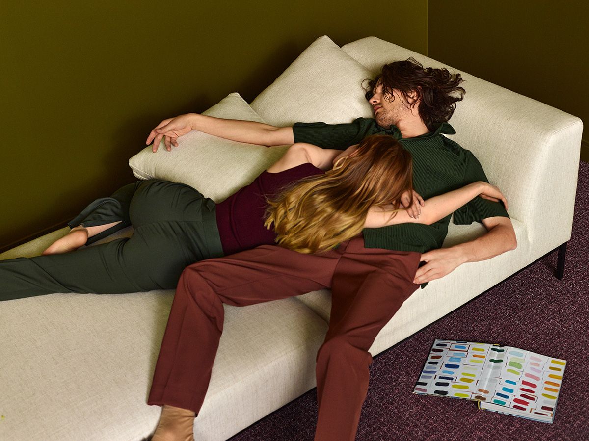 Puf HOLDEN čalúnený s čiernym podstavcom