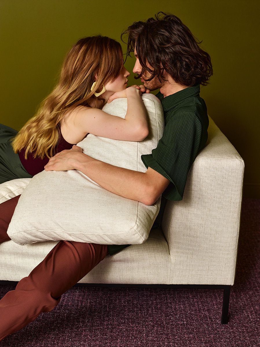 Puf HOLDEN čalúnený s čiernym podstavcom