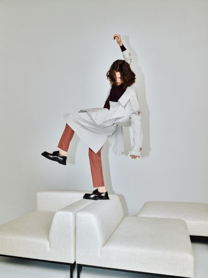 Puf HOLDEN čalúnený s čiernym podstavcom