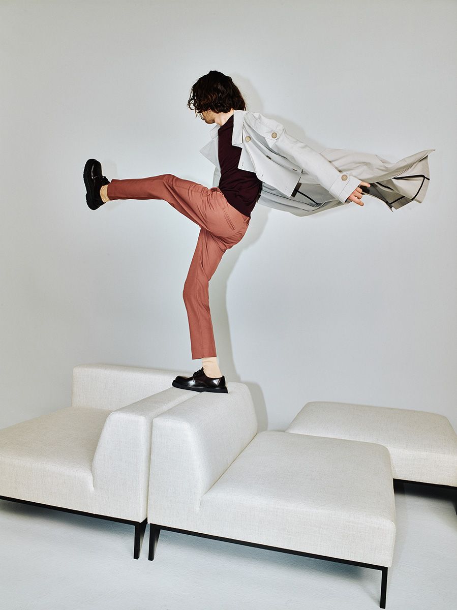 Puf HOLDEN čalúnený s čiernym podstavcom